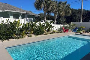 Renta Vacacional - Sandpiper Cottage • Private Pool • 1 Block to Beach • FREE 6‑Person Golf Cart