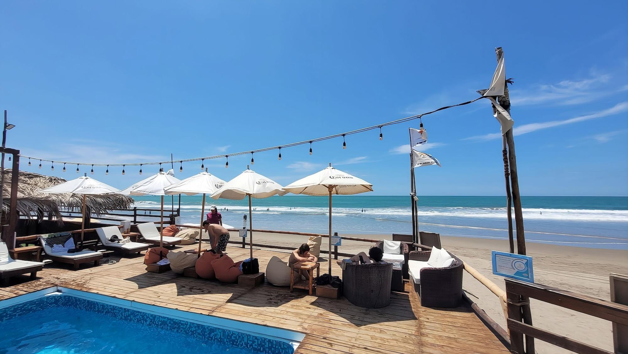 Vista Piscina The Point Mancora - Beach Party Hostel