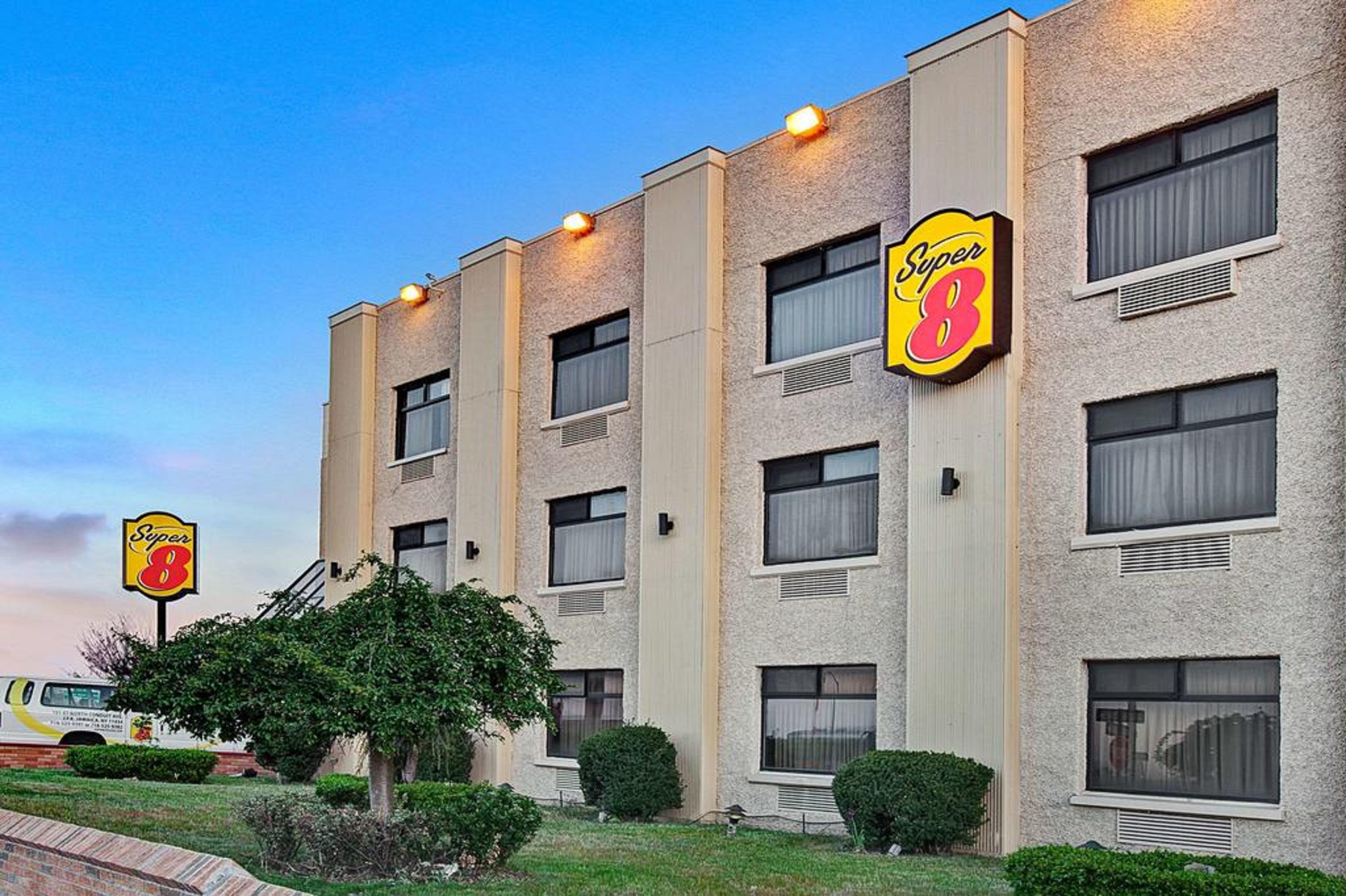 Vista Exterior Super 8 by Wyndham Jamaica North Conduit