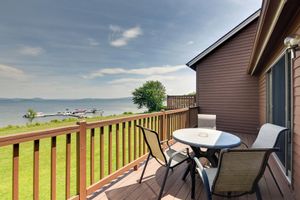 Alquiler Vacacional - Mtn Views & Pool Access: Lake Memphremagog Condo!