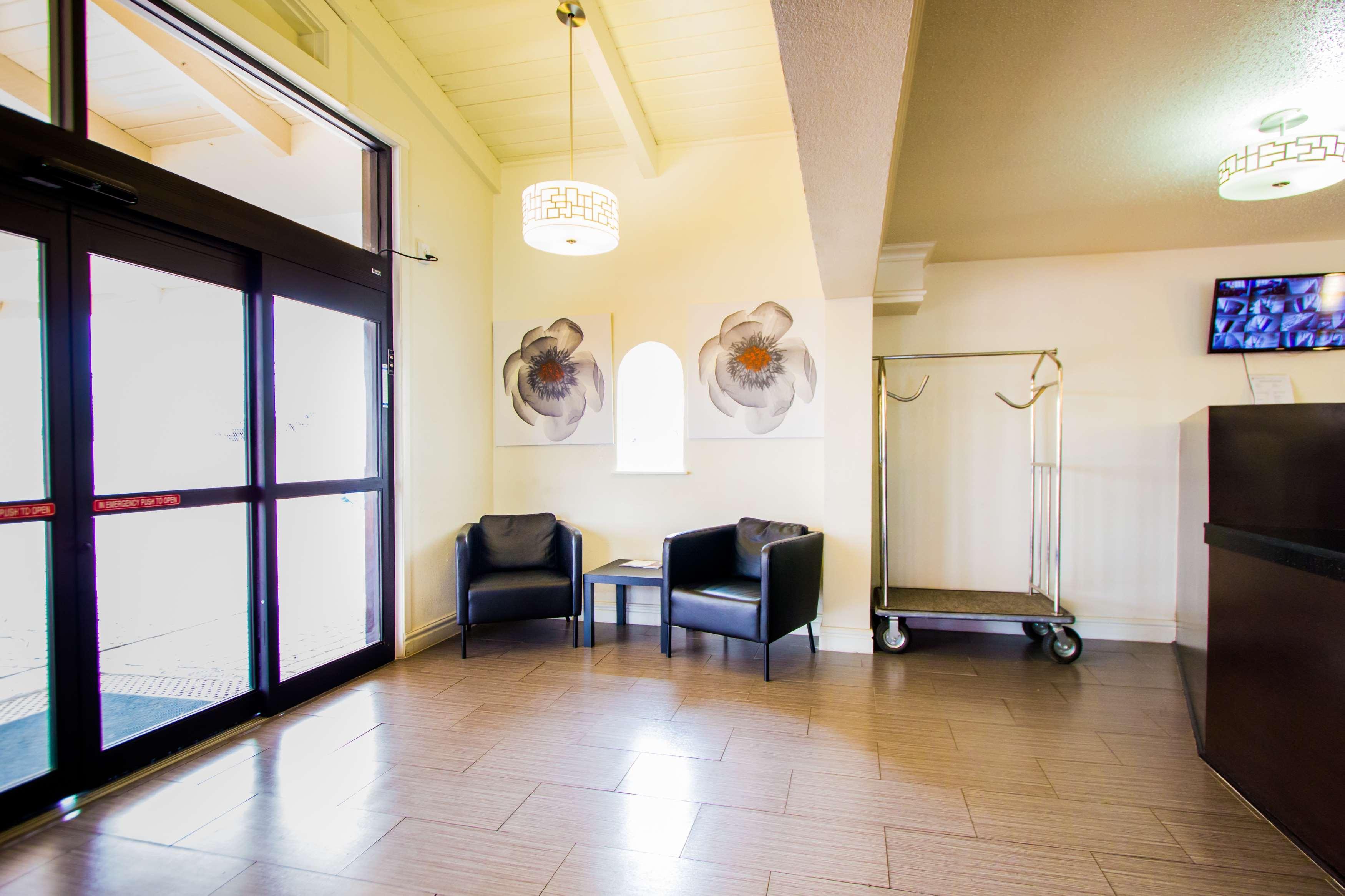 Vista Lobby Motel 6 Austin, TX - Midtown