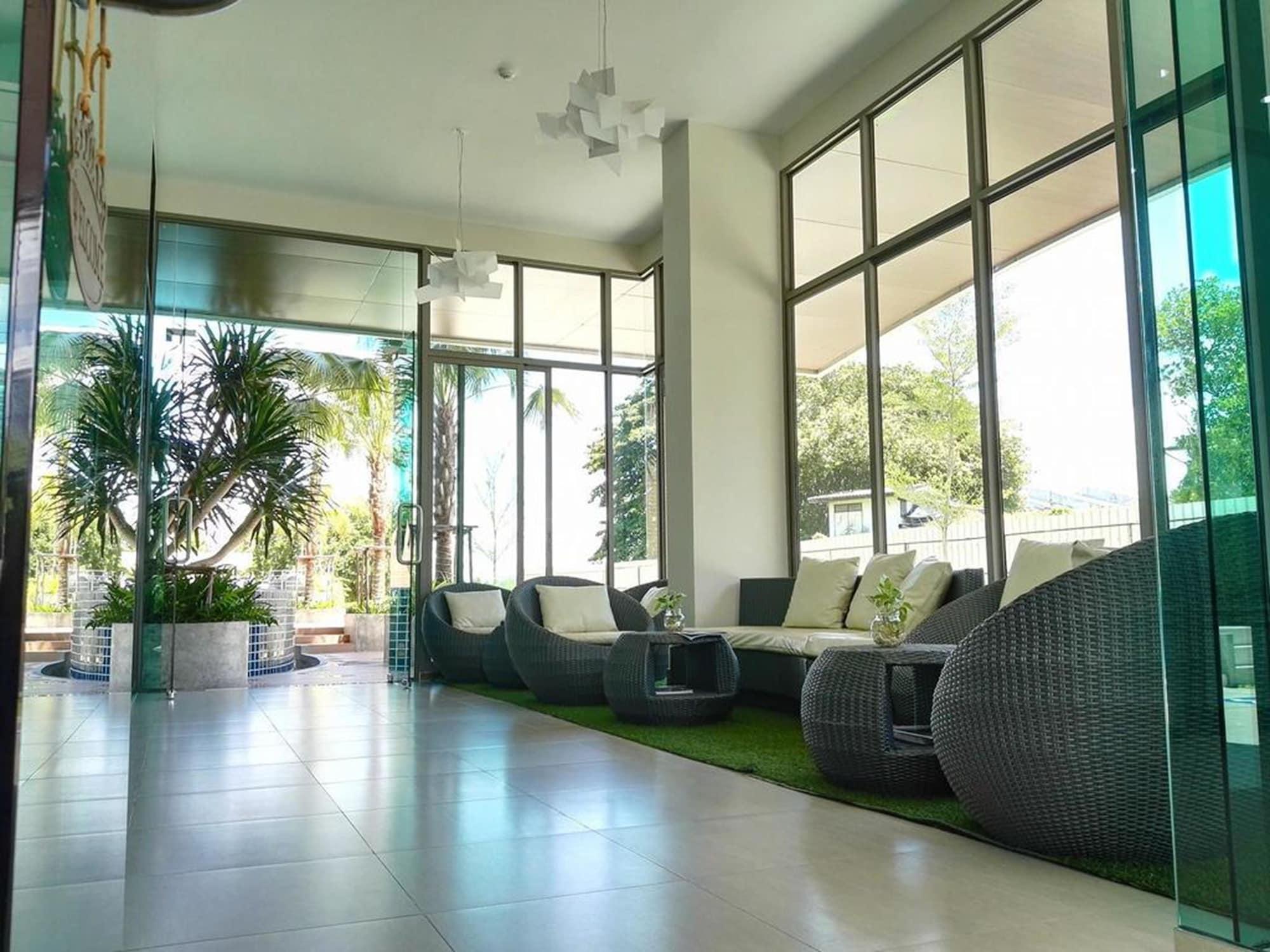 Vista Lobby Sonrisa Sriracha