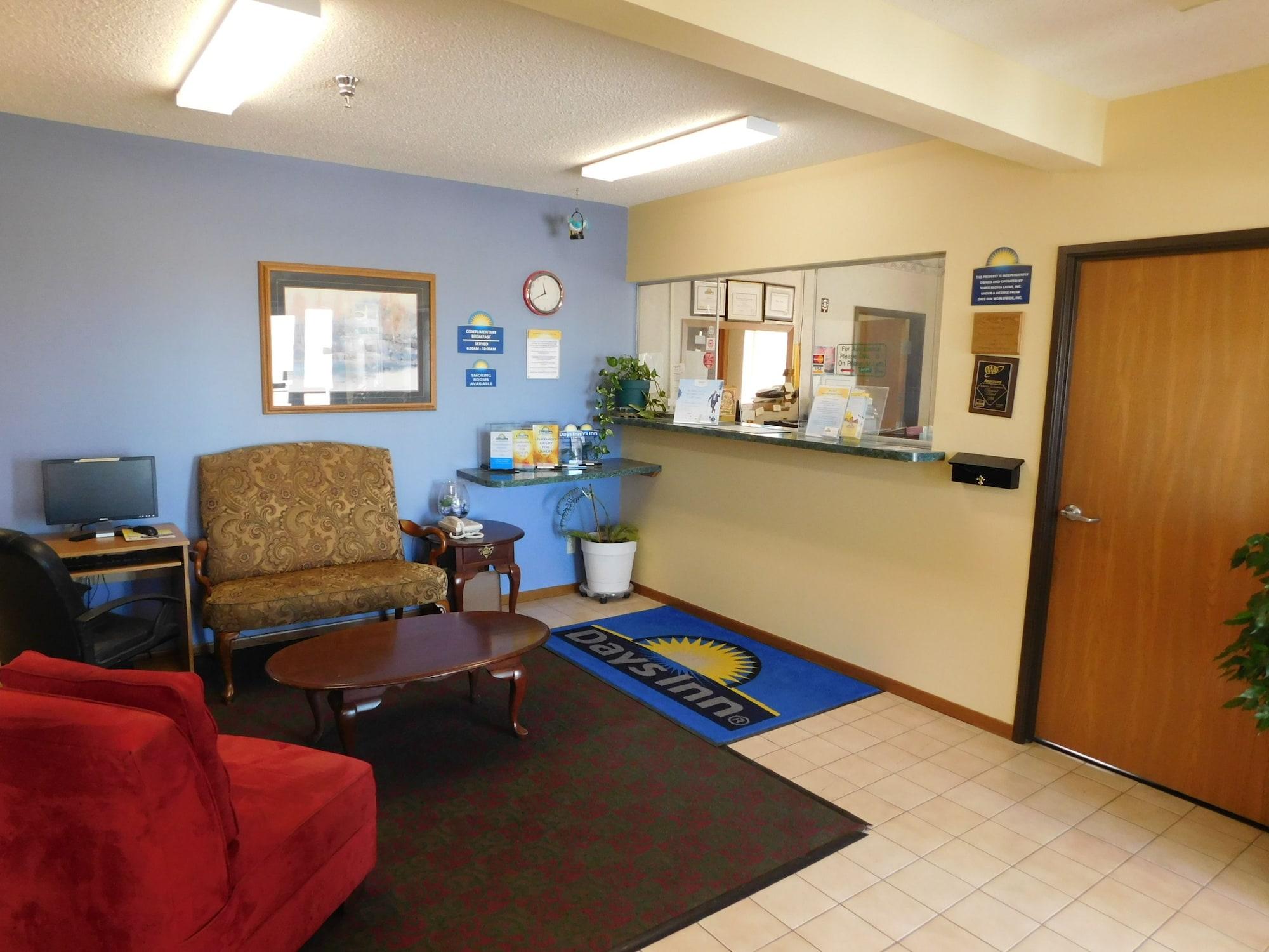 Vista Lobby Days Inn by Wyndham Lexington NE