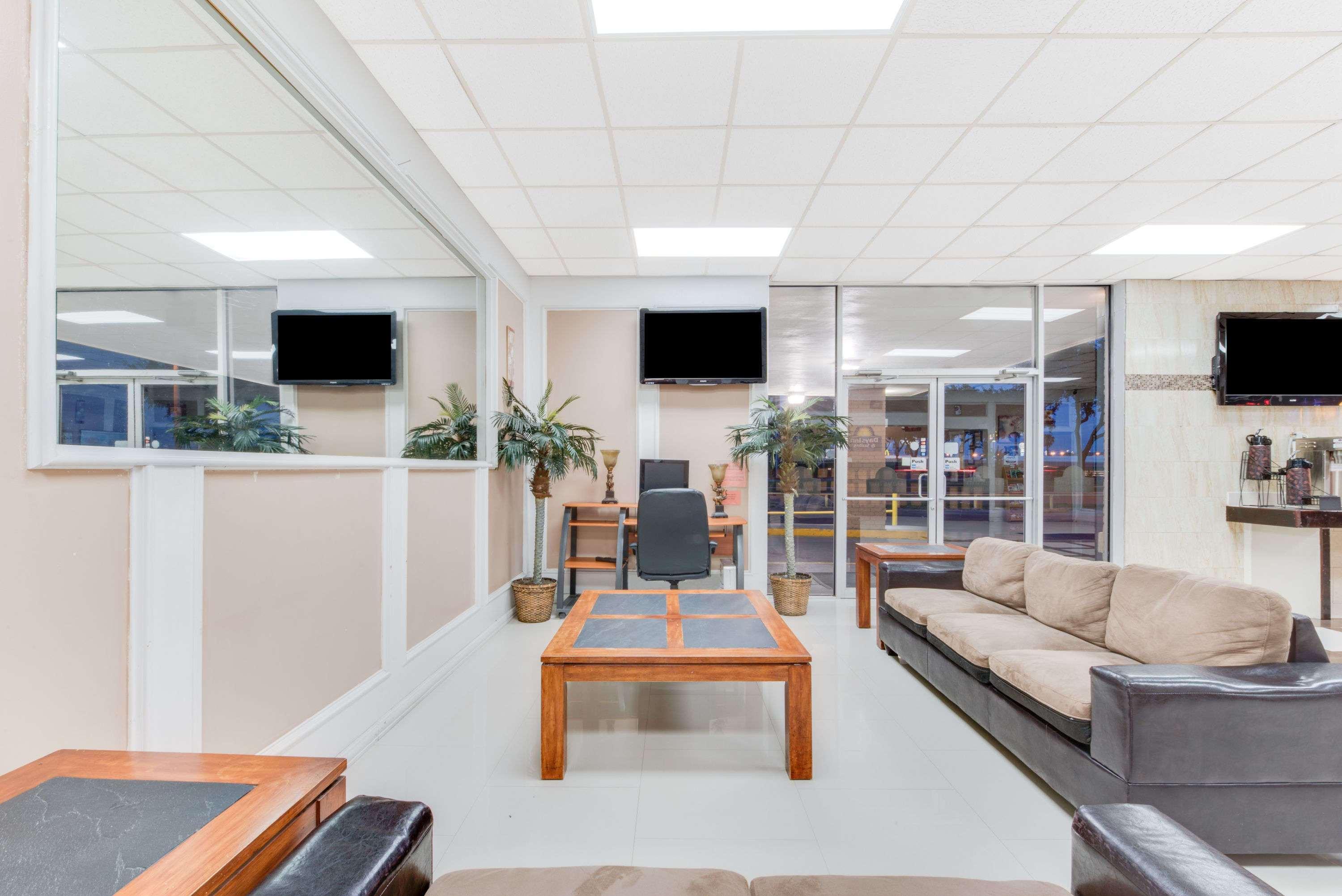 Vista Lobby Days Inn & Suites by Wyndham Laredo