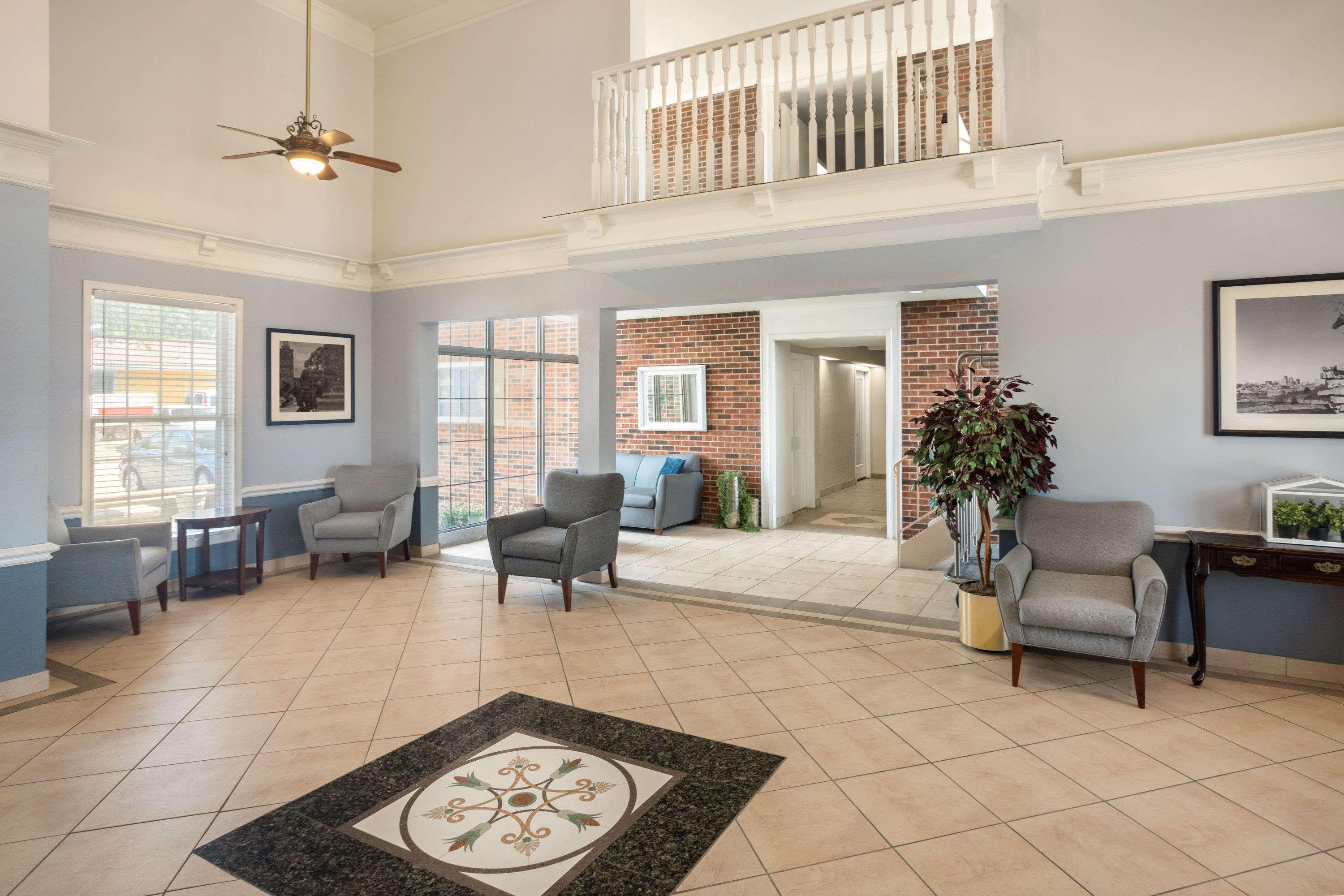 Vista Lobby Baymont by Wyndham Kansas City KU Medical Center