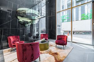 Alquiler Vacacional - Brand New Yorkville Condo| King Bed | Pool | Gym | Corp Ready