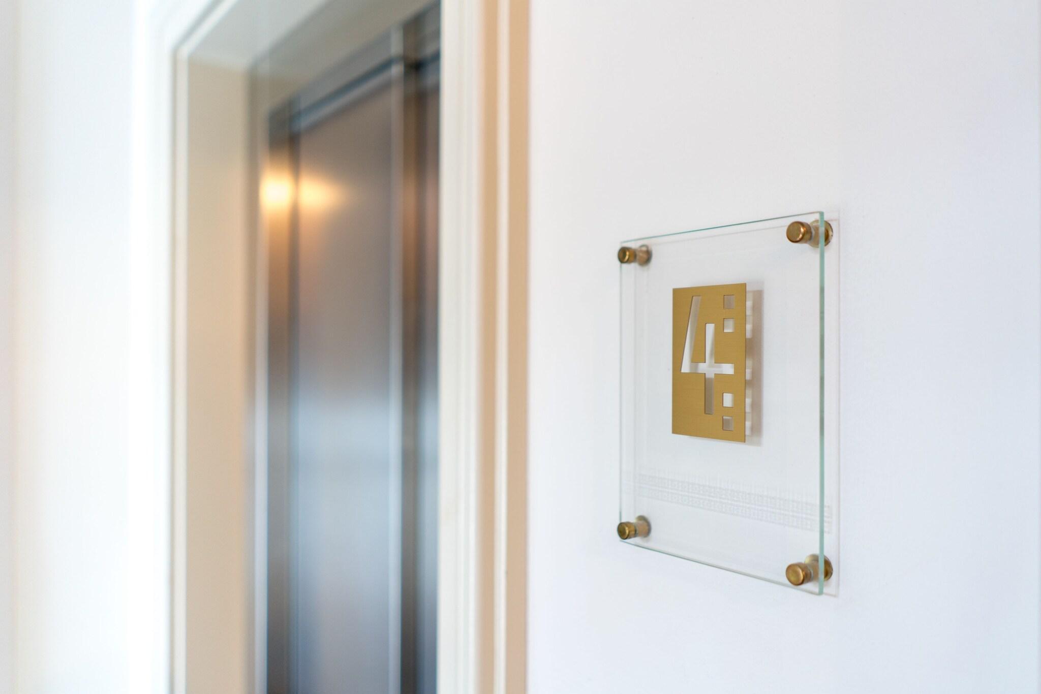 Vista Lobby Hunger Wall Residence