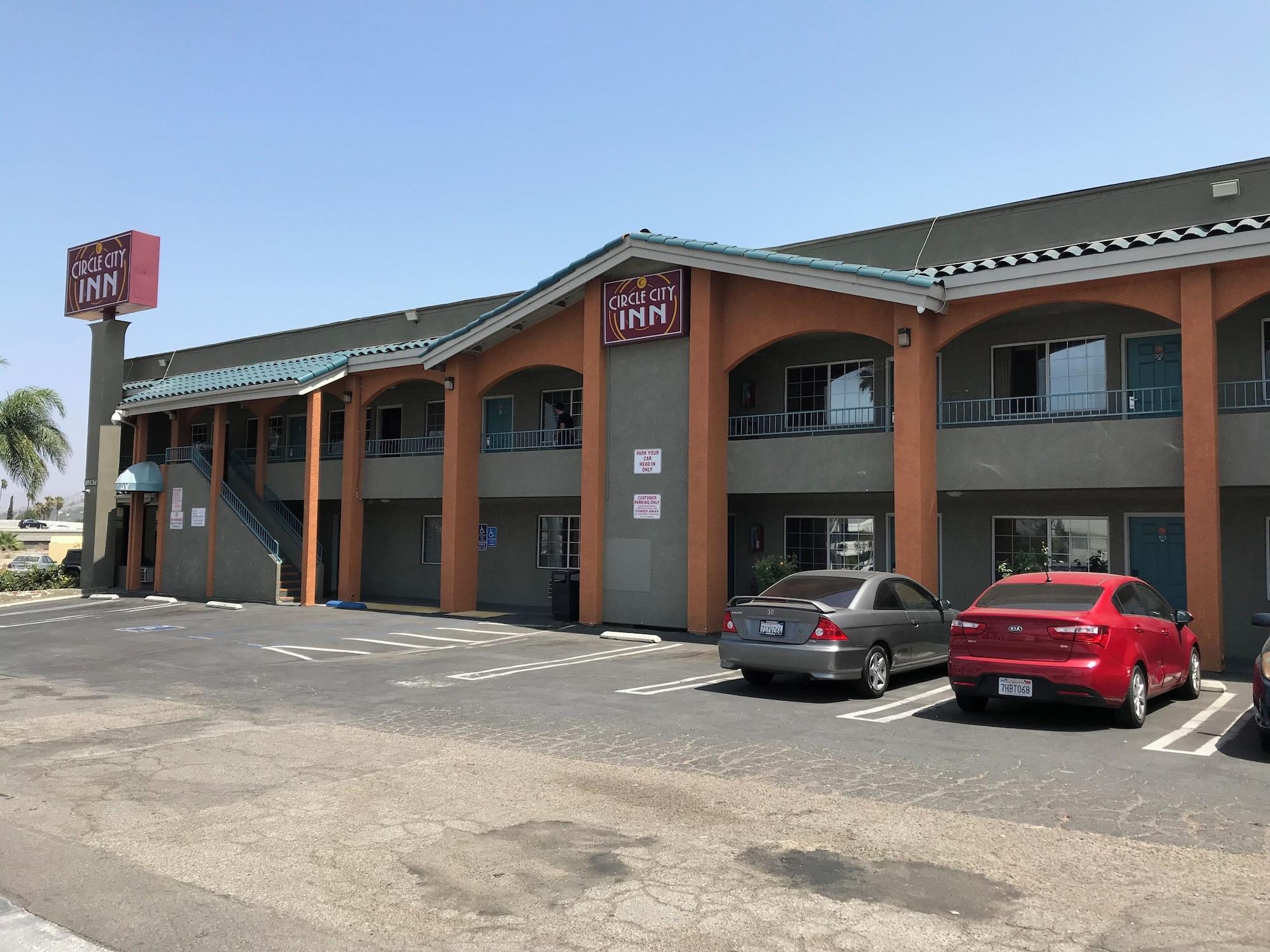 Vista Exterior Corona Inn