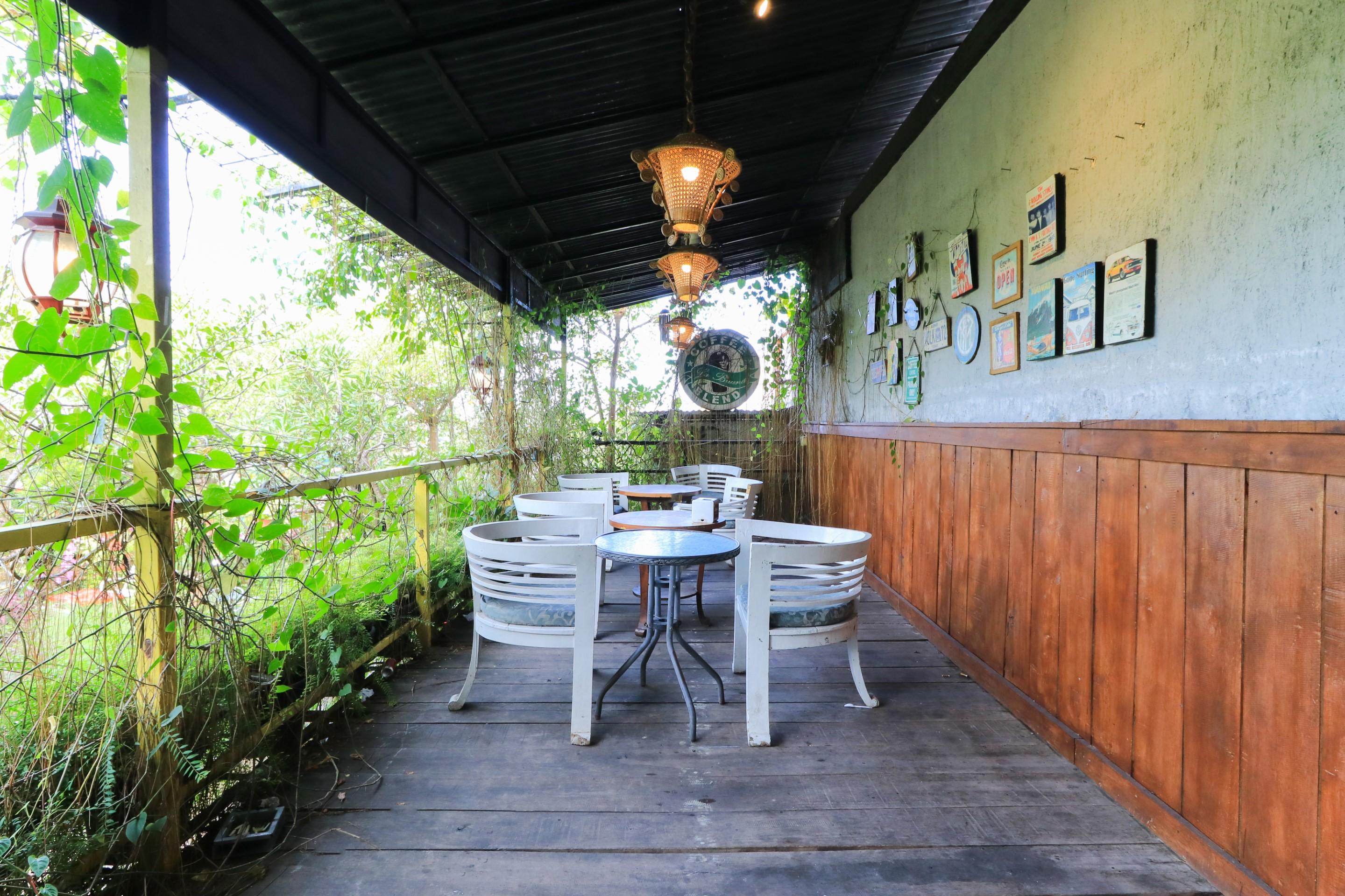 Restaurant Labuana Homestay and Cafe Garden Makassar