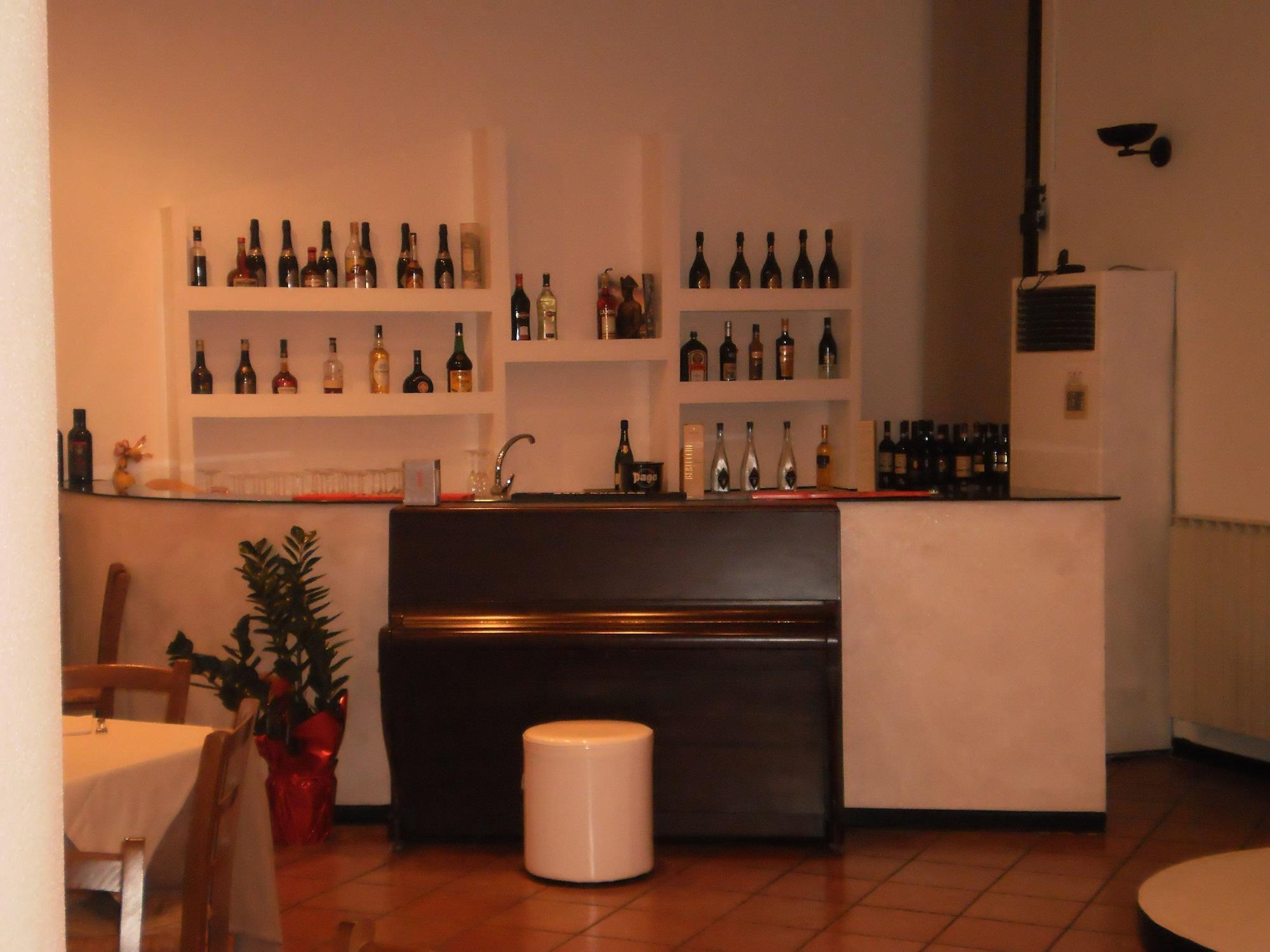 Bar/Salón RTA Le Corti
