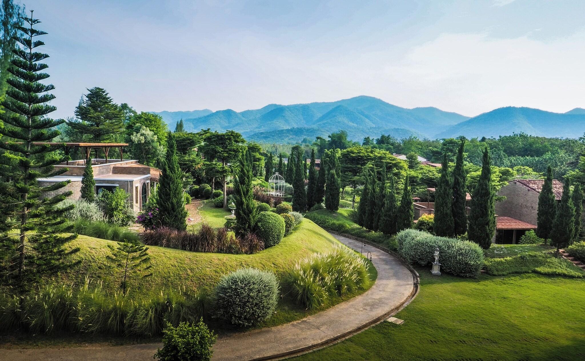 Varios La Toscana Resort