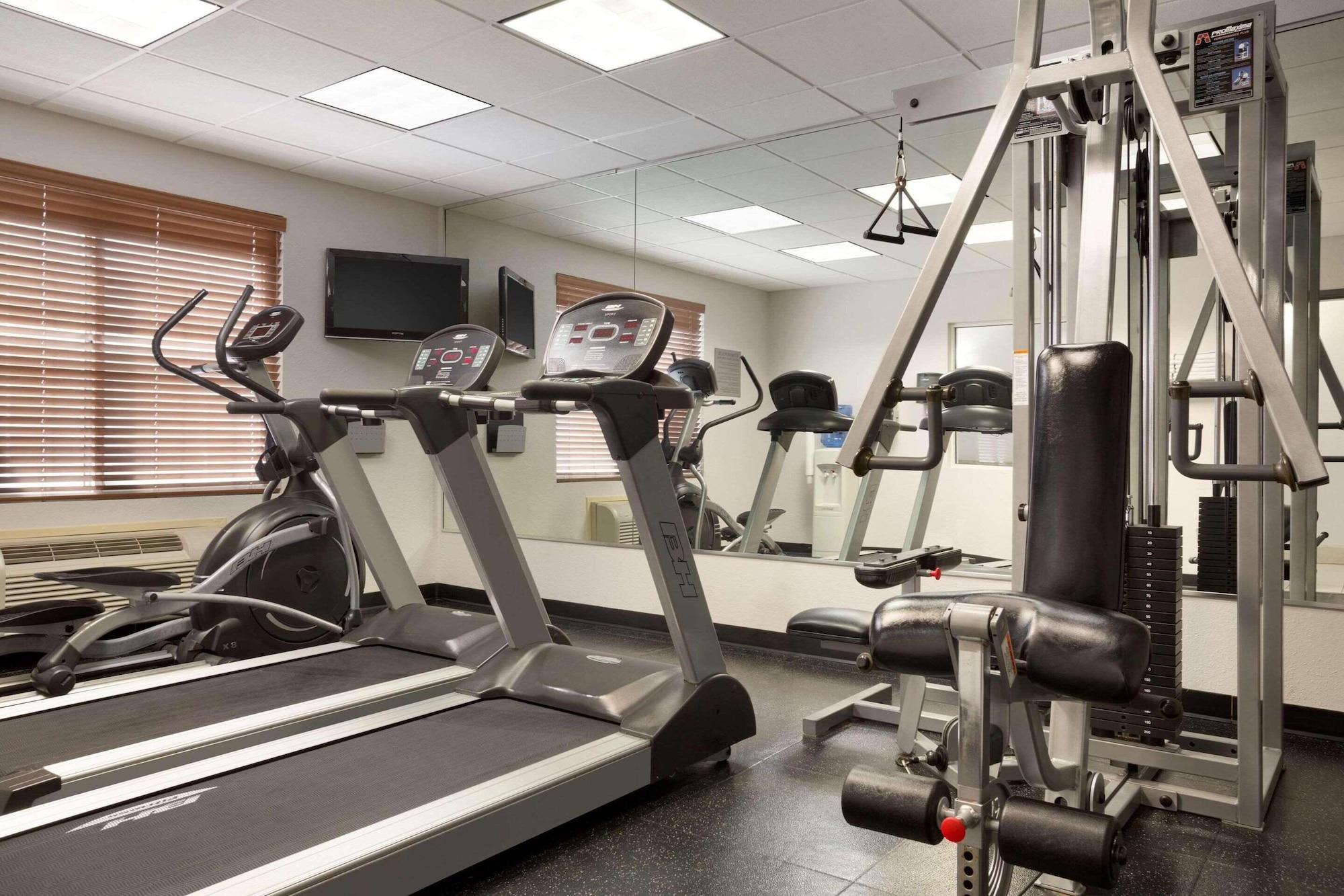 Gimnasio Country Inn & Suites by Radisson, DFW Airport South, TX