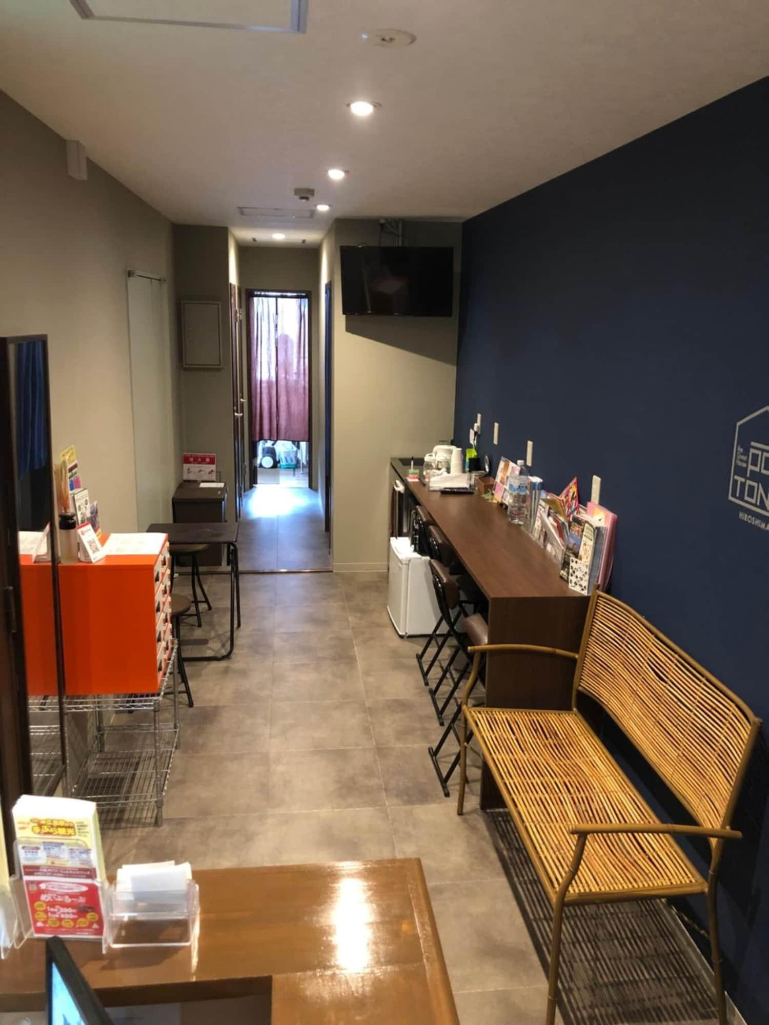 Restaurant POPTONE the Guest House - Hostel