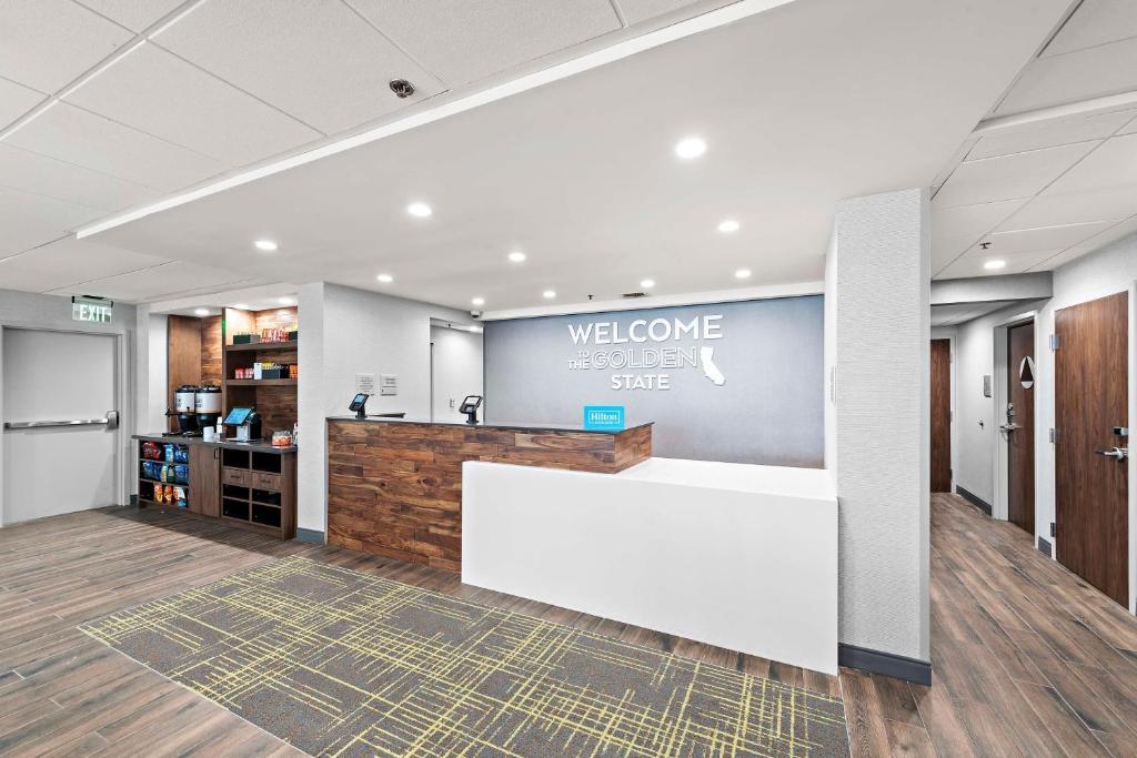Vista Lobby Hampton Inn Los Angeles Airport, CA