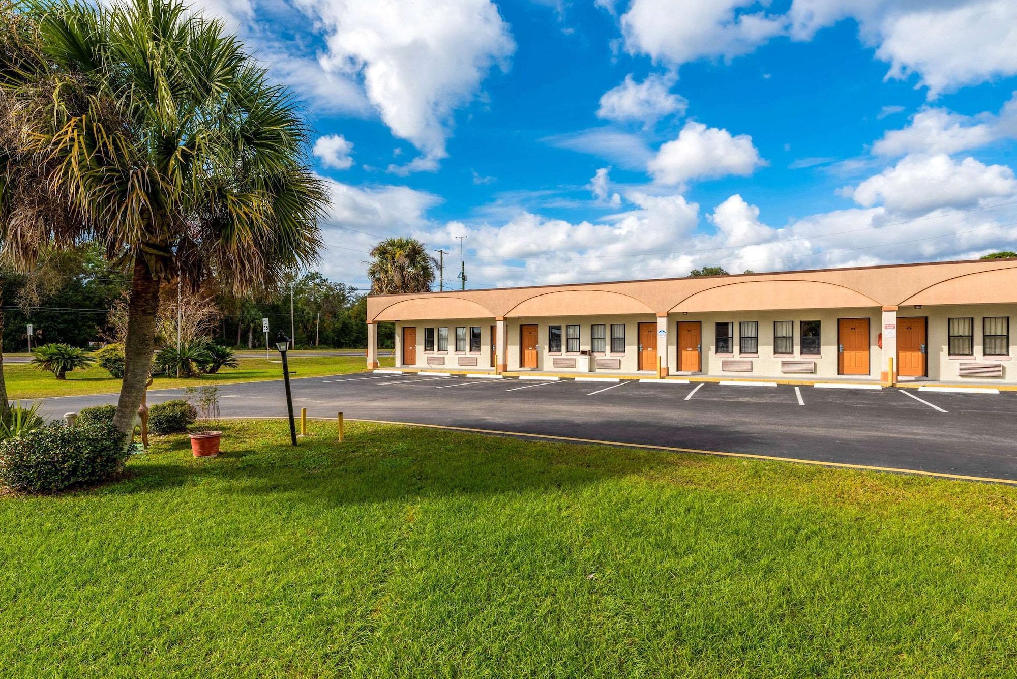 Vista Exterior Econo Lodge Crystal River
