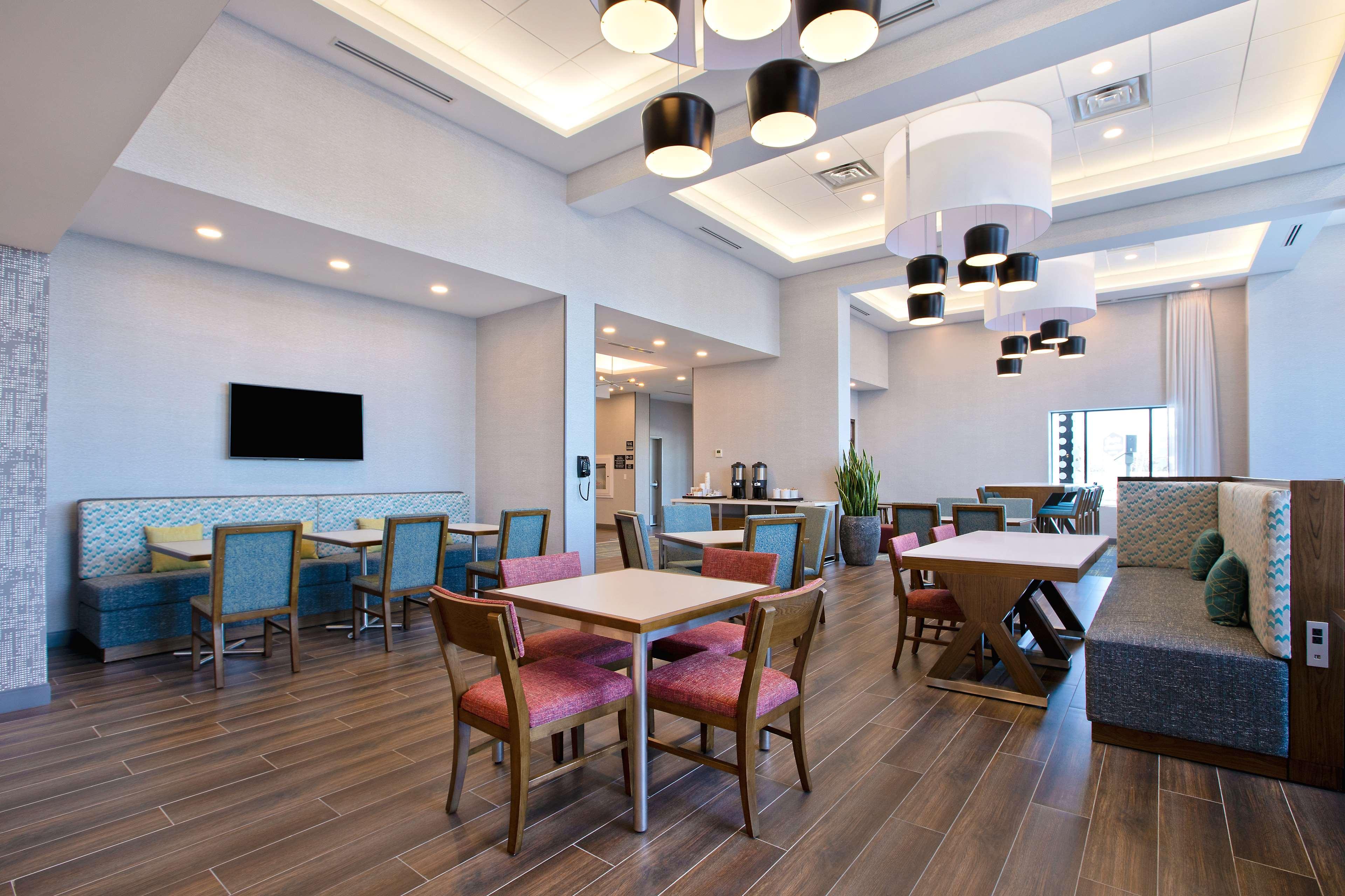 Vista Lobby Hampton Inn & Suites Ottawa West