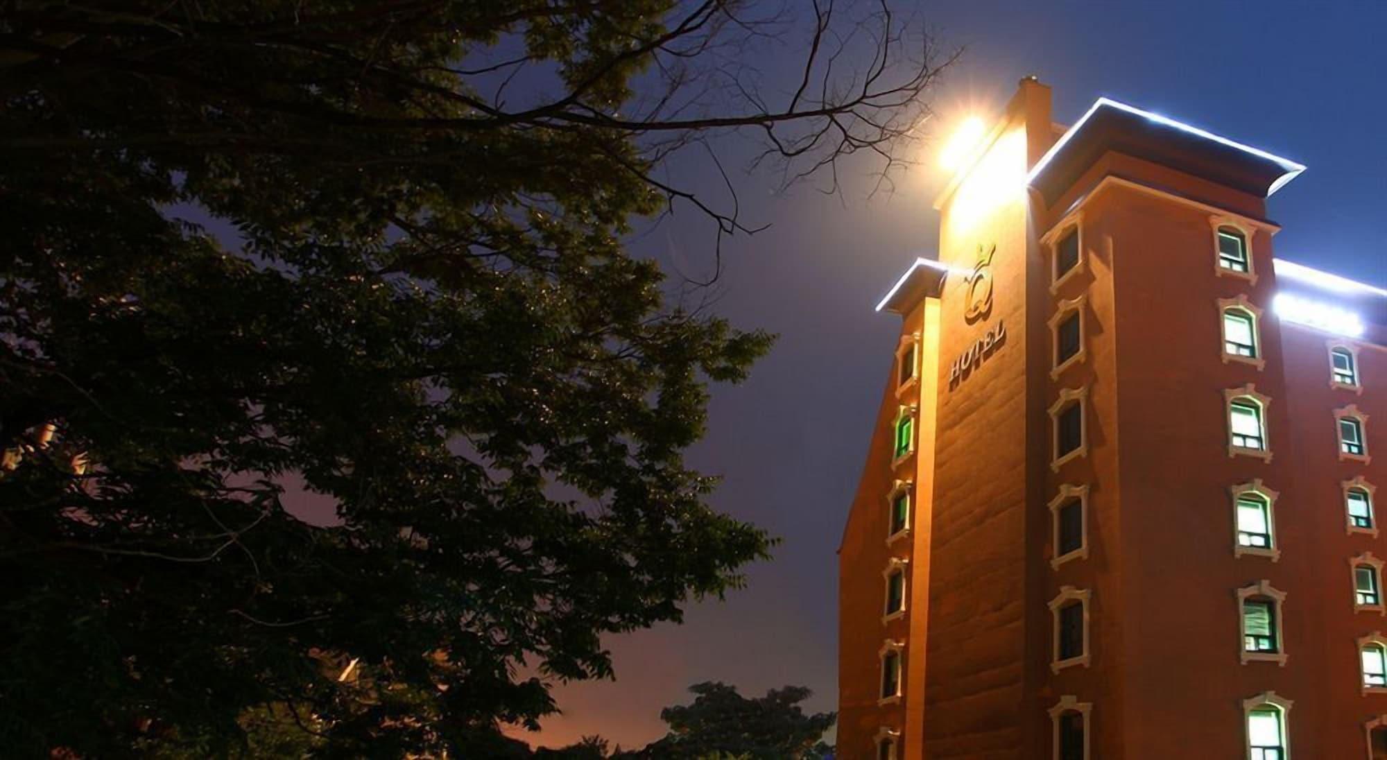 Vista Exterior Q Hotel