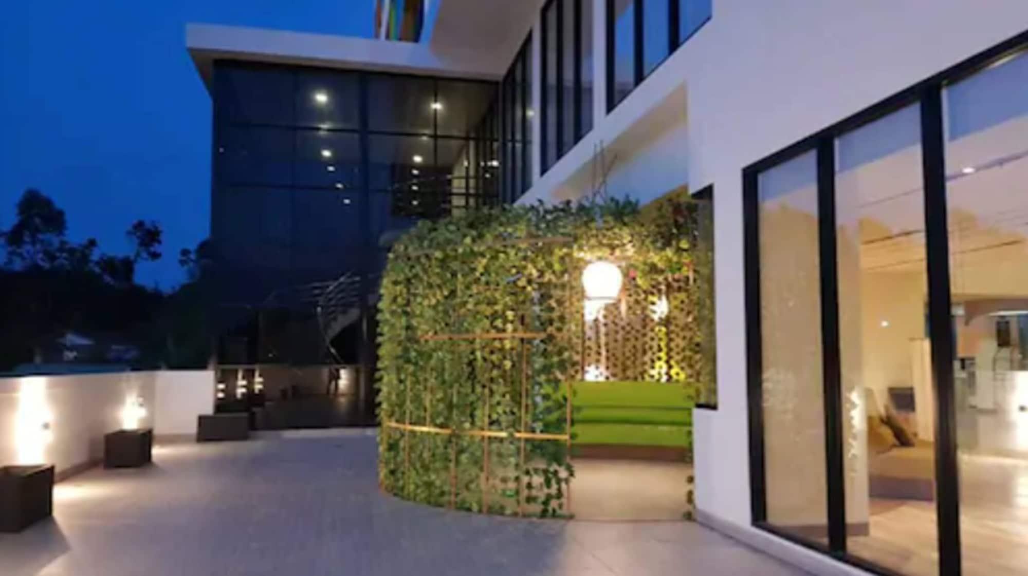 Vista Exterior Maxonehotels Com At Balikpapan
