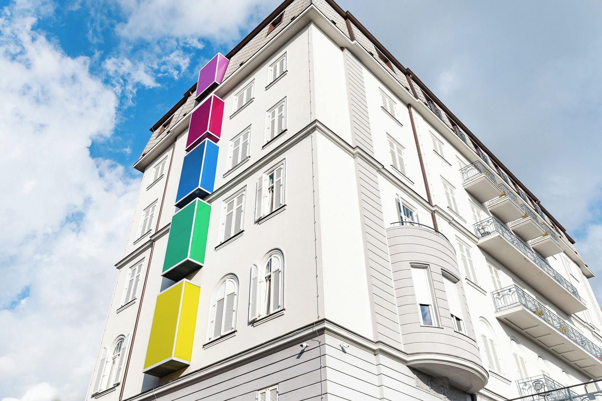 Varios Hostel Link