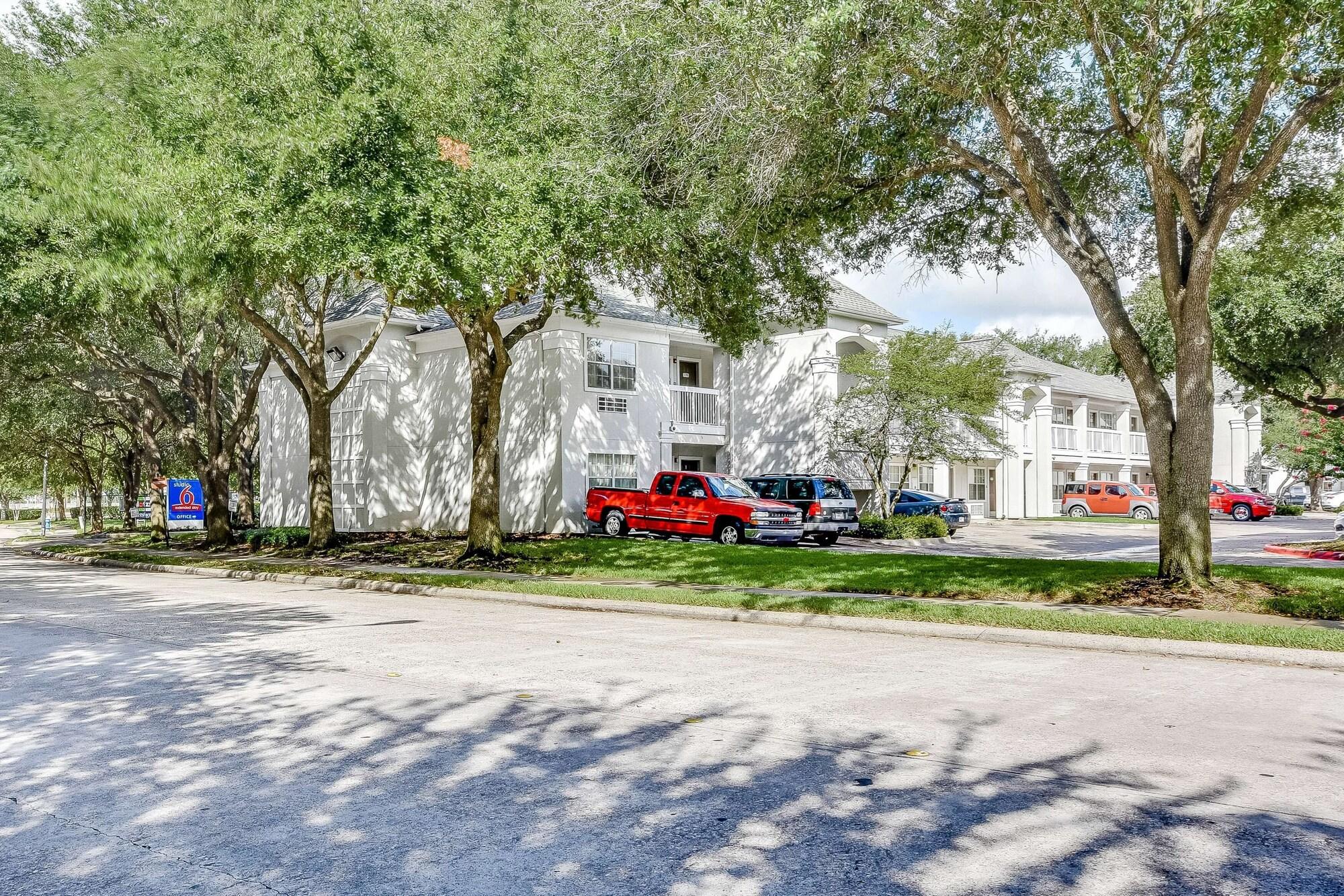 Vista Exterior Studio 6 Houston, TX - Hobby South