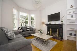 Alquiler Vacacional - NEW! 5 Mins Walk from Stadium & City Centre,Cardiff Townhouse With FREE PARKING,