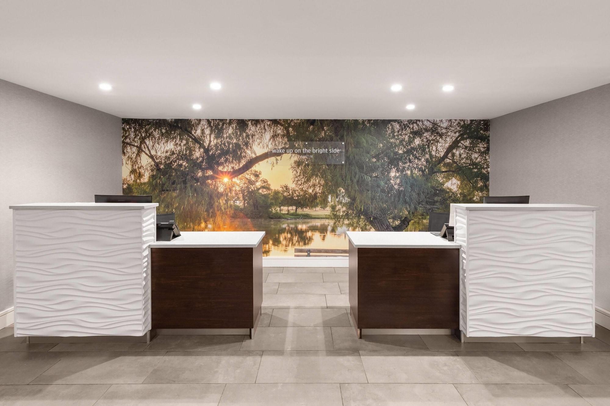 Vista Lobby La Quinta Inn & Suites by Wyndham Austin Round Rock