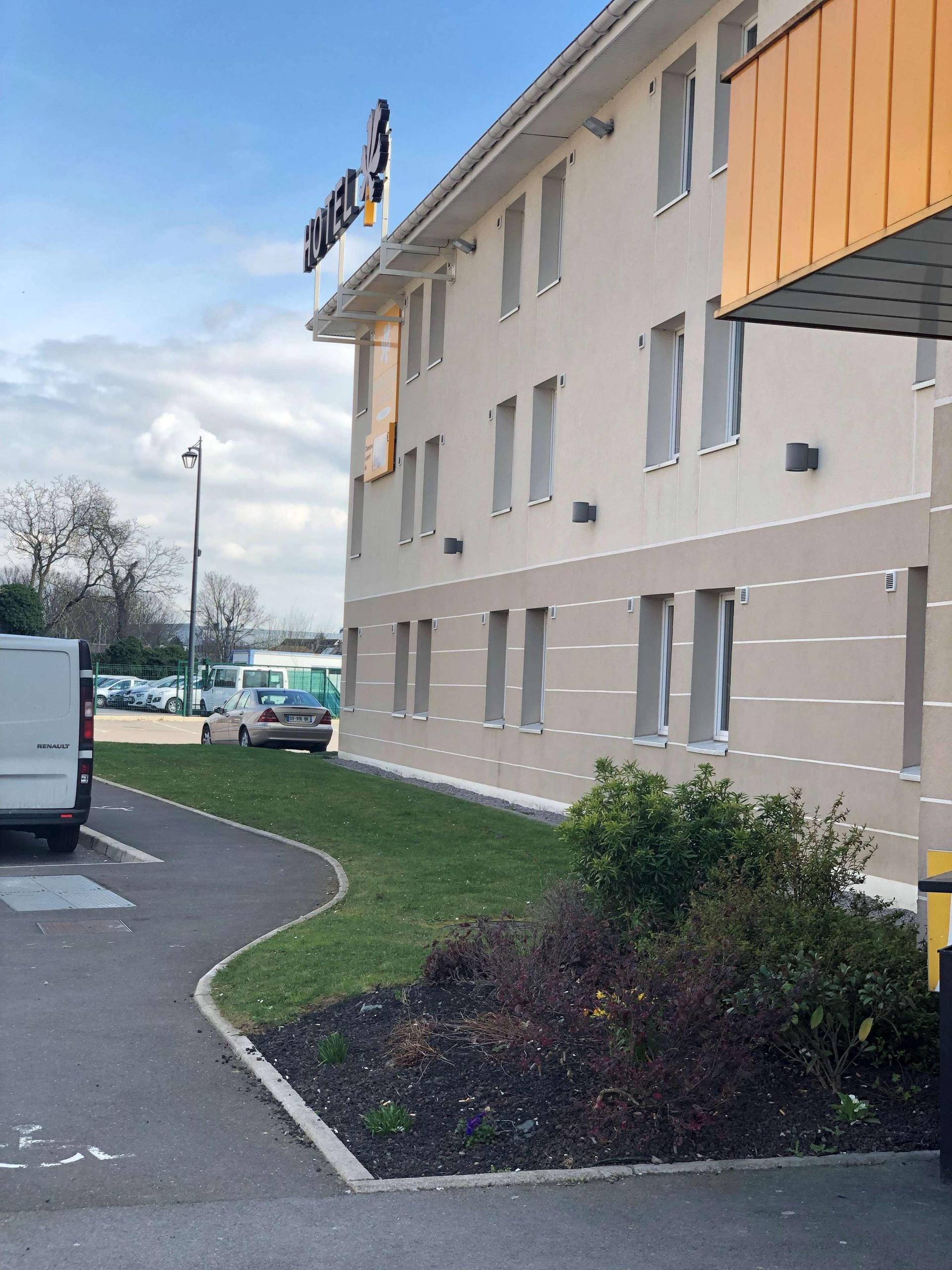 Vista Exterior Premiere Classe Roissy - Aéroport CDG - Le Mesnil