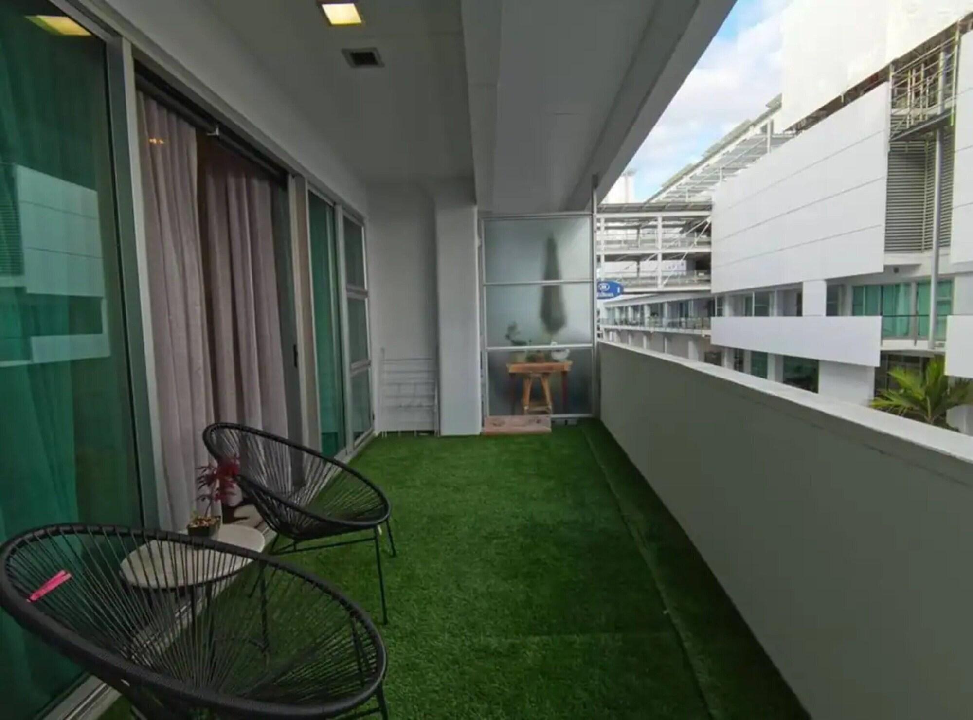 Vista Exterior Viaduct apartment with a balcony by Zodiak Stays