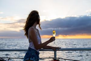 Actividad - Navega hacia la puesta de sol: Escapada hawaiana en catamarán