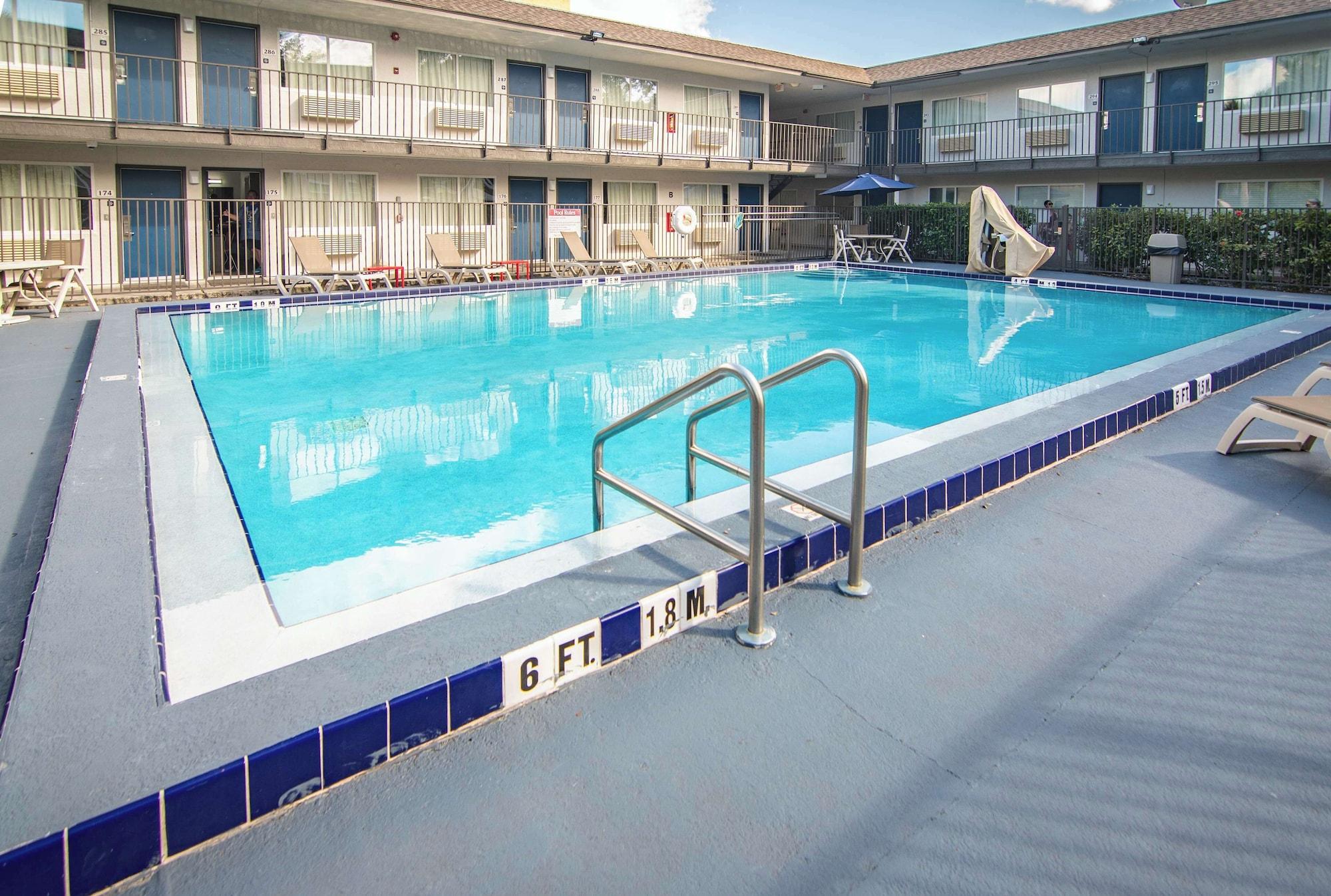 Vista Piscina Motel 6 Kissimmee, FL - Orlando