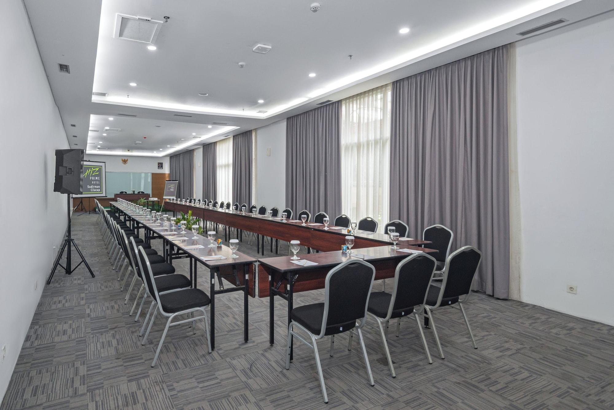 Salón de Baile Whiz Prime Hotel Sudirman Cilacap