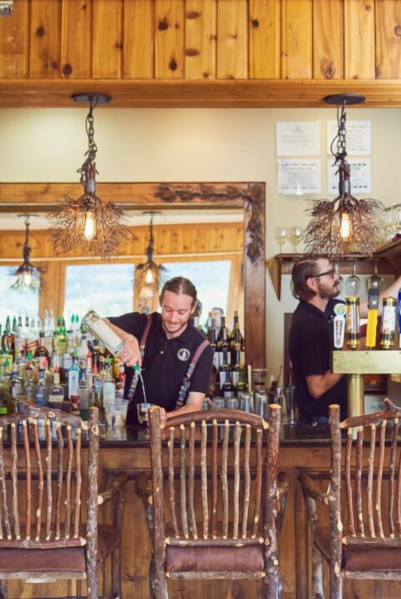 Bar/Salón St. Mary Village