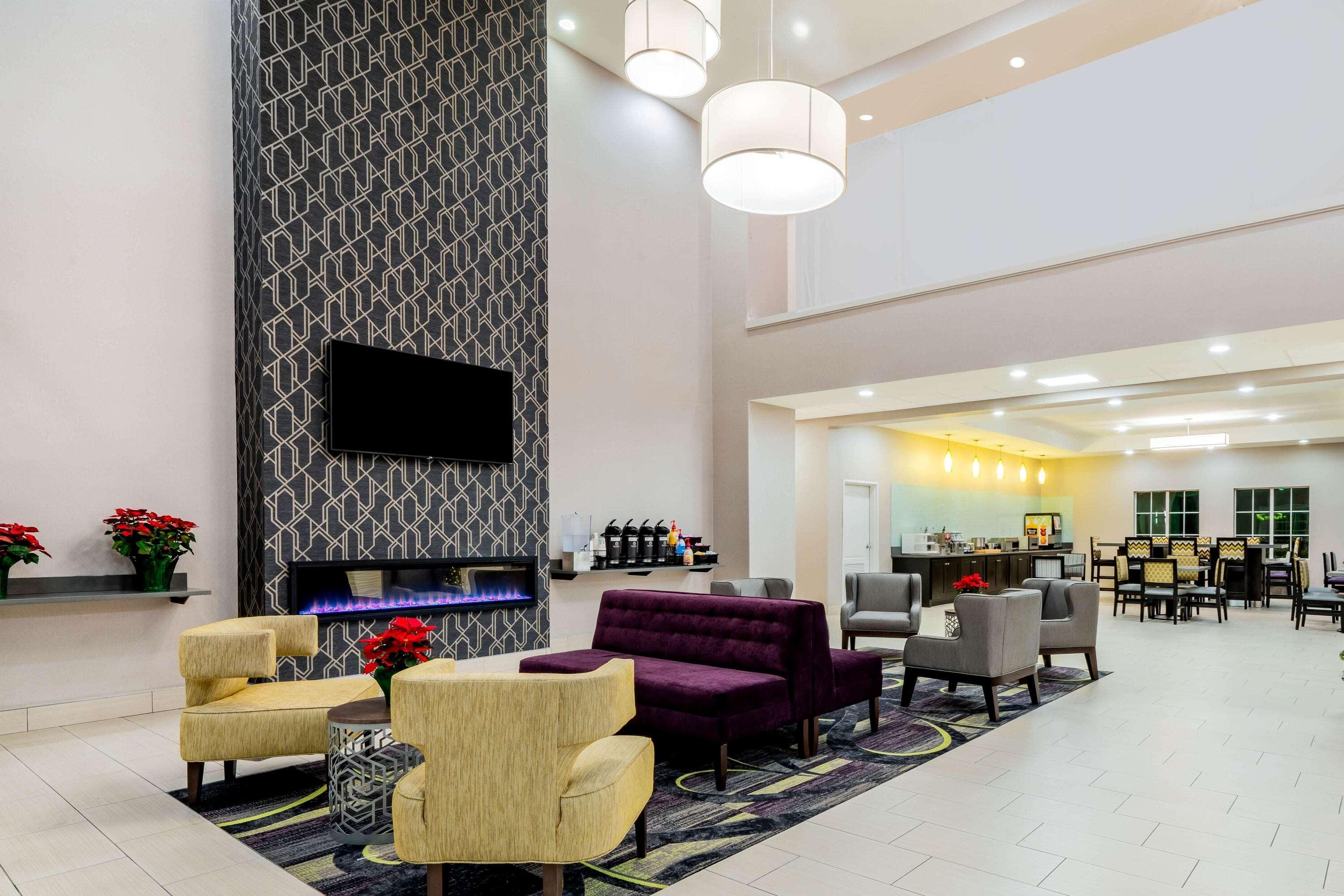 Vista Lobby La Quinta Inn & Suites DFW Airport West - Bedford