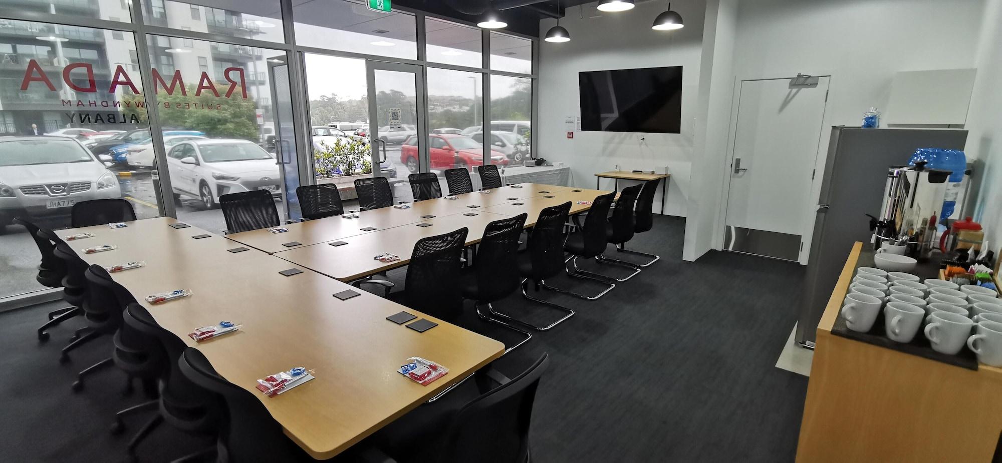 Sala de Reuniones Ramada Suites By Wyndham Albany