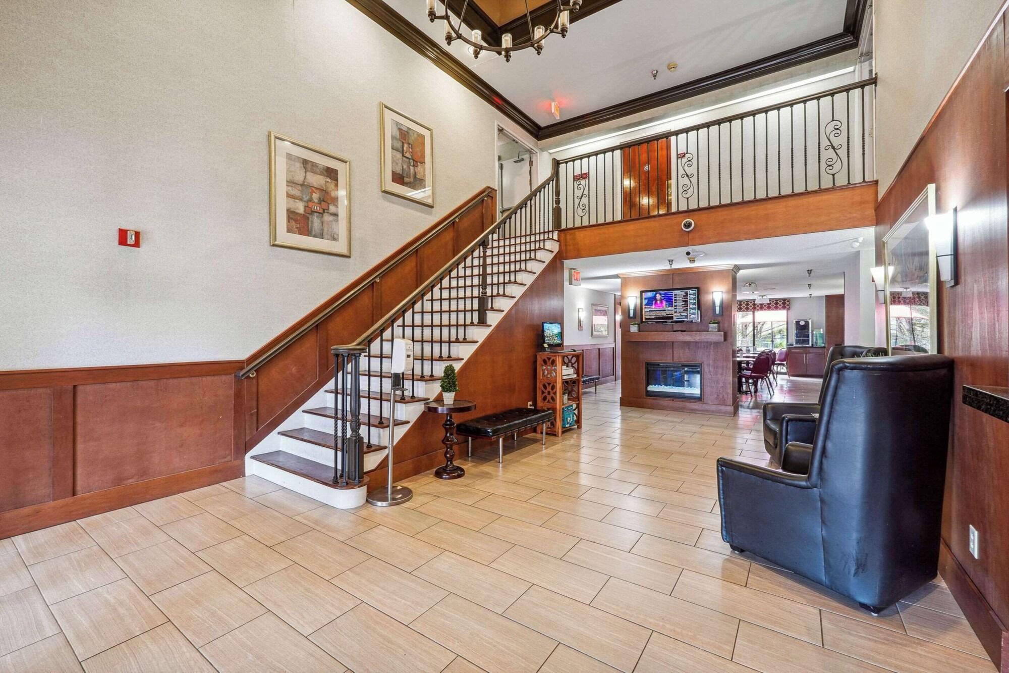 Vista Lobby Quality Inn & Suites