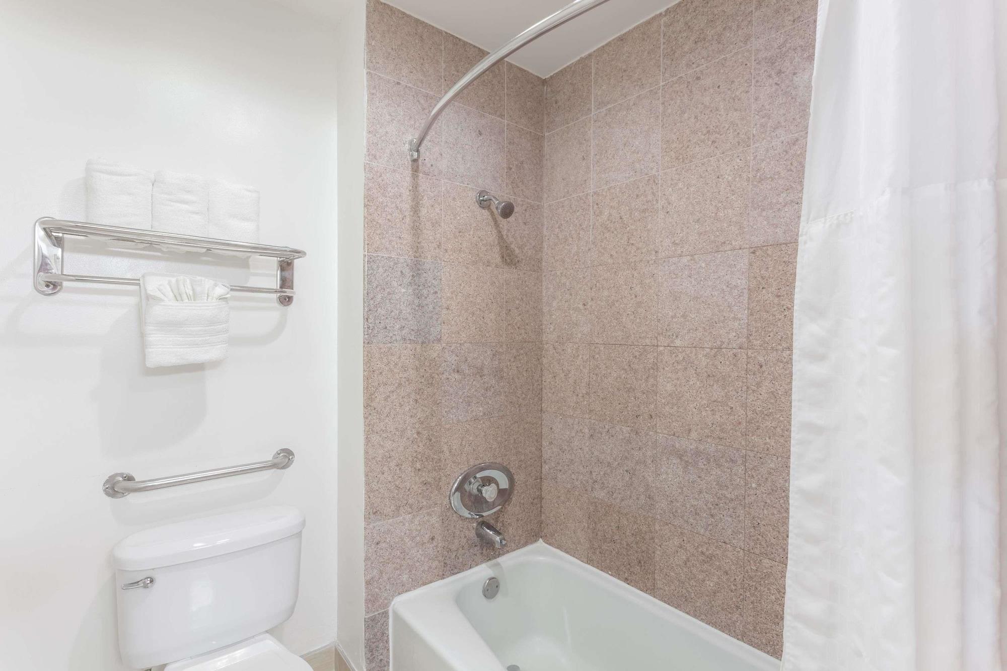 Equipamiento de Habitación Howard Johnson by Wyndham San Diego Hotel Circle