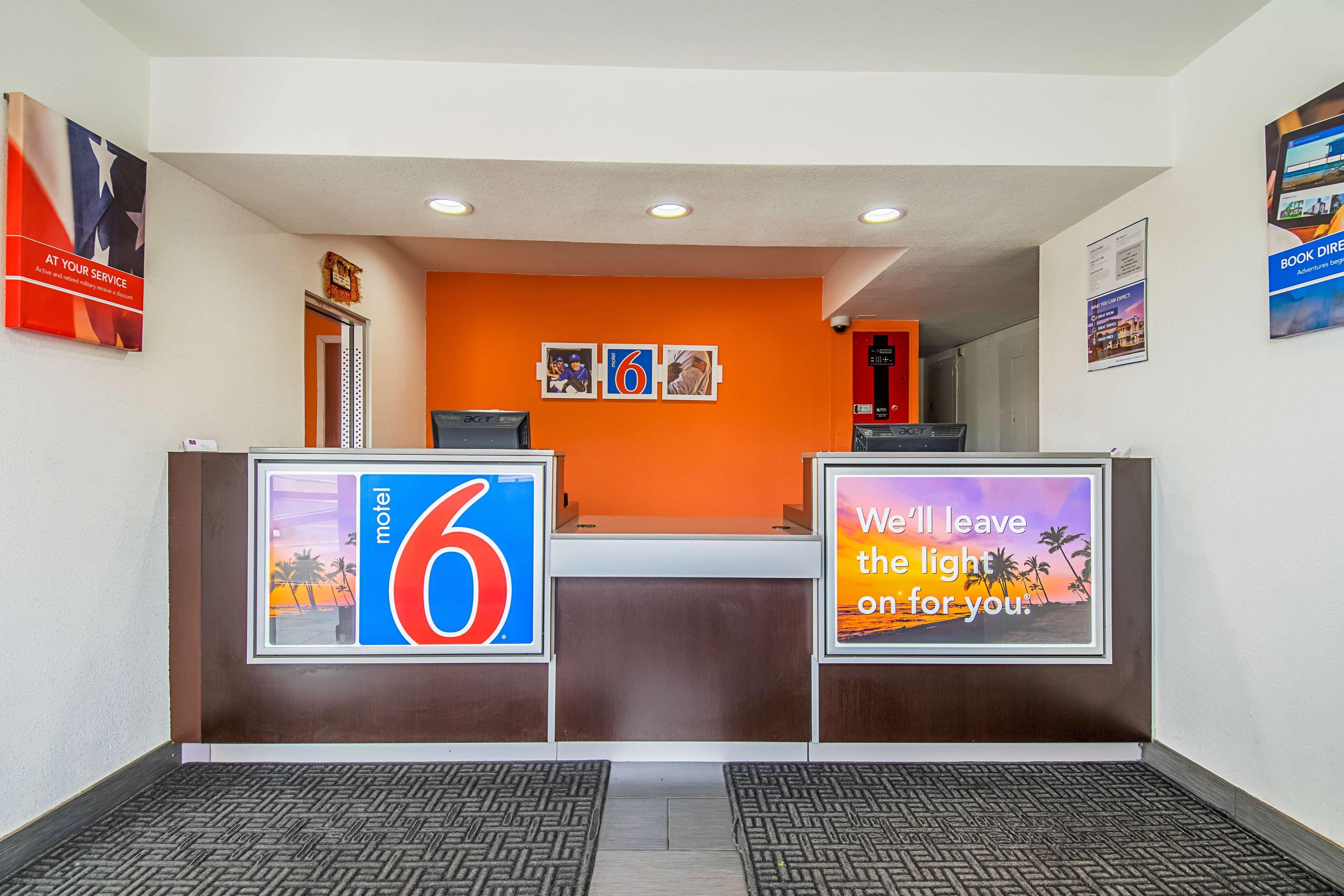Vista Lobby Motel 6 Bakersfield, CA - Airport
