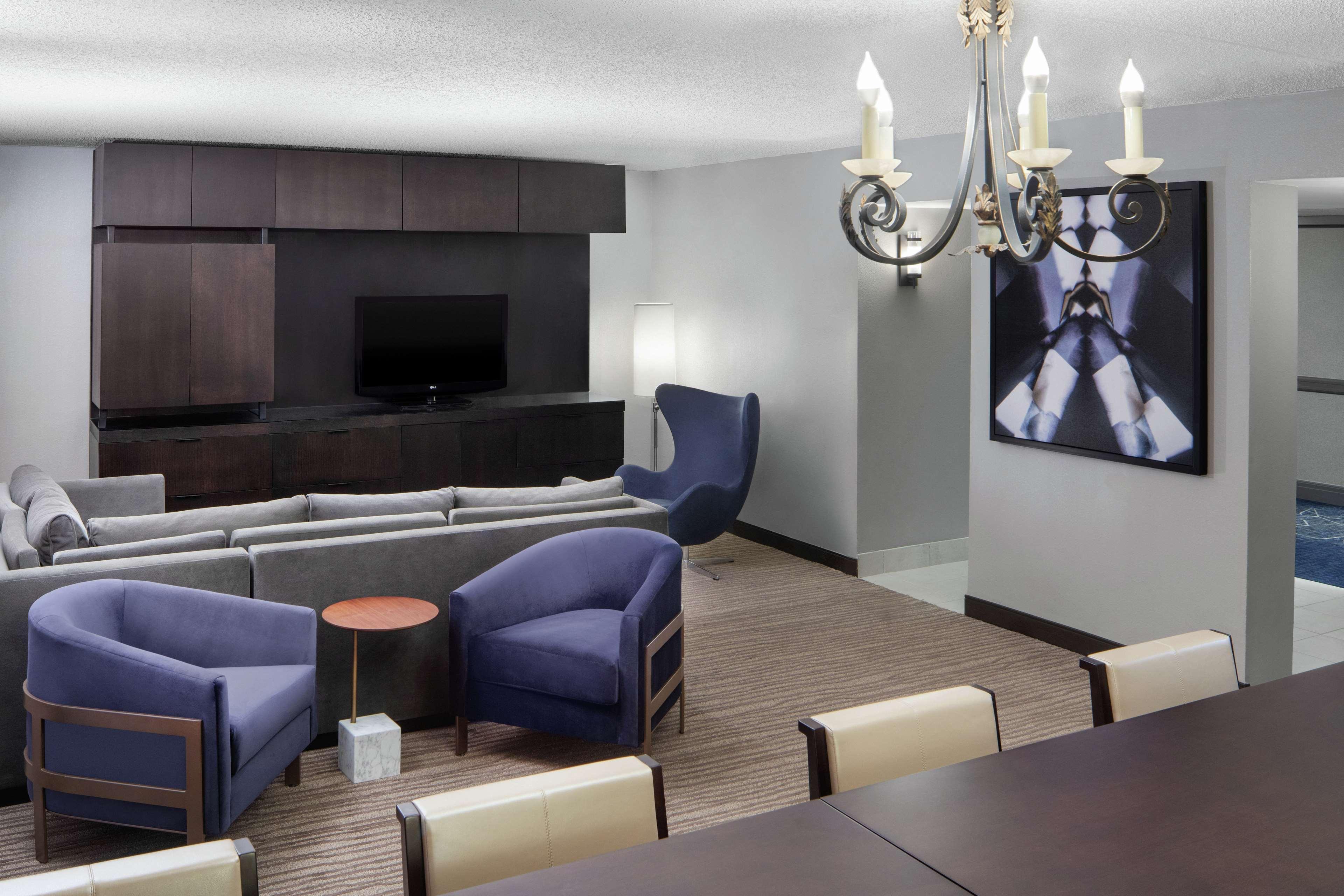 Vista Lobby DoubleTree by Hilton Hotel Newark Airport