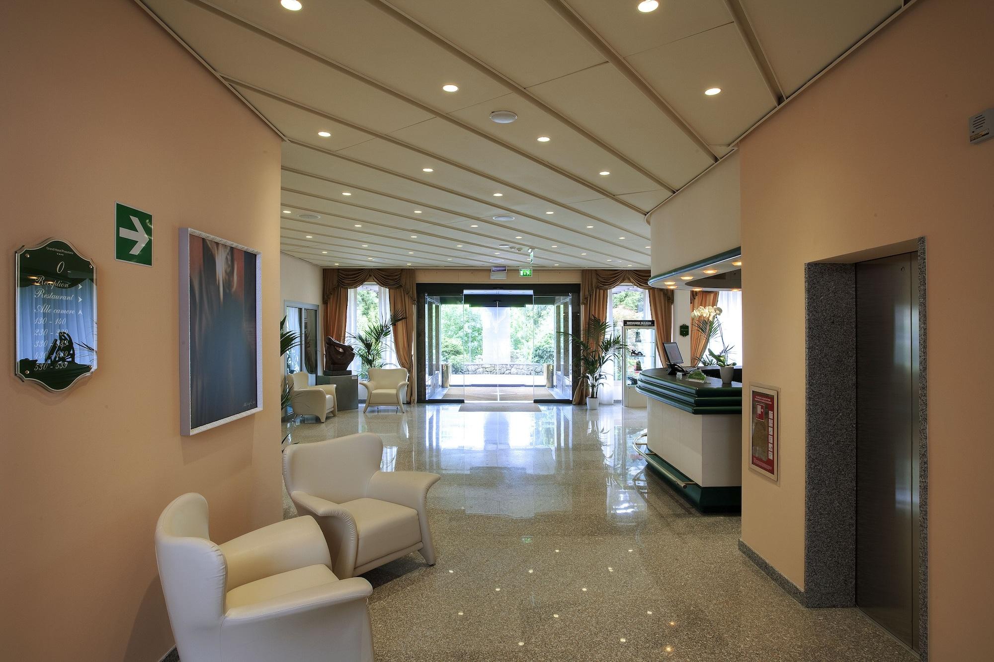 Vista Lobby Grand Hotel Presolana