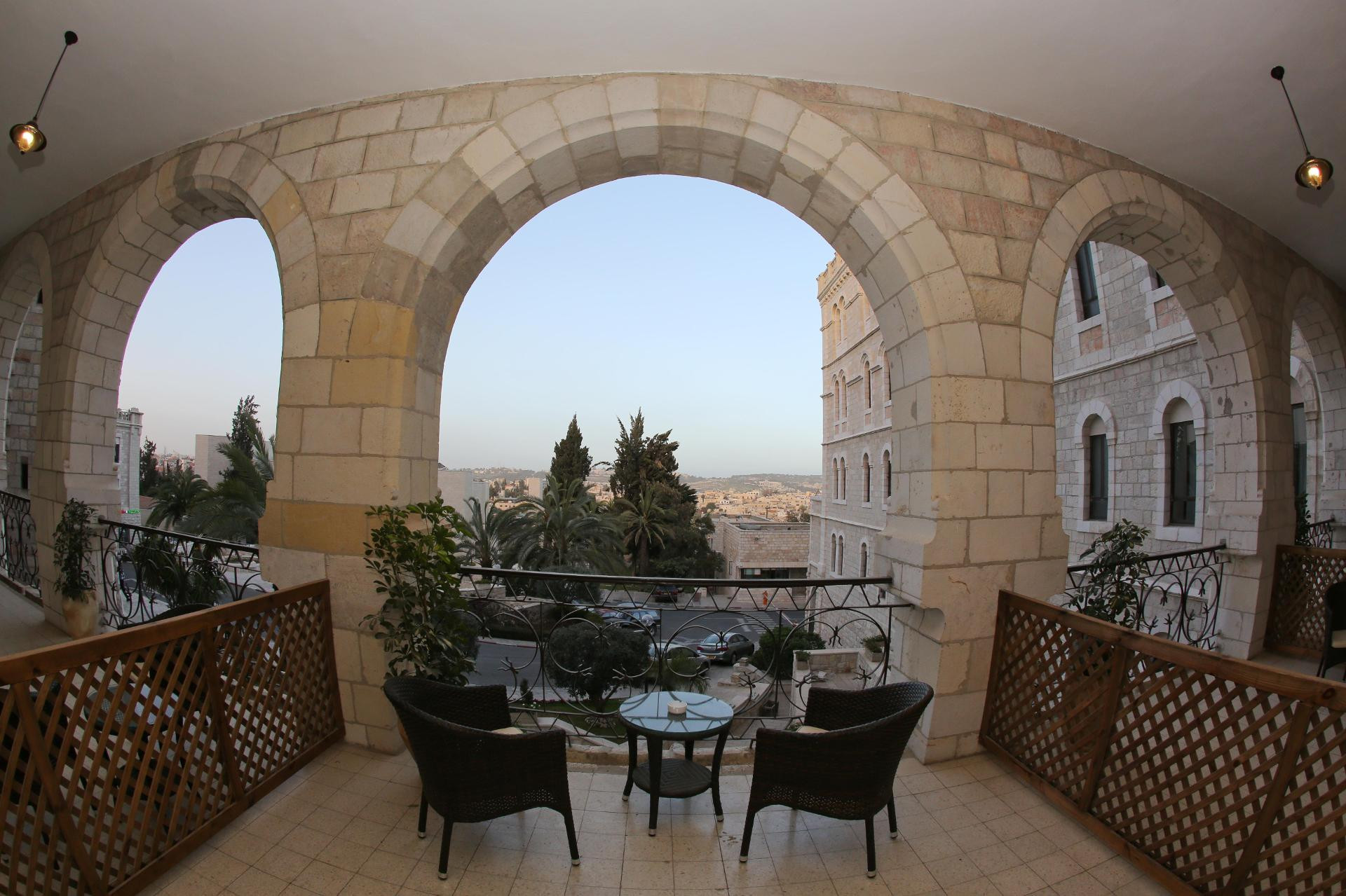 Varios Notre Dame Center Guest House