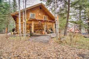Alquiler Vacacional - Roots Rustic Retreat: Tree-lined Cabin in Mccall