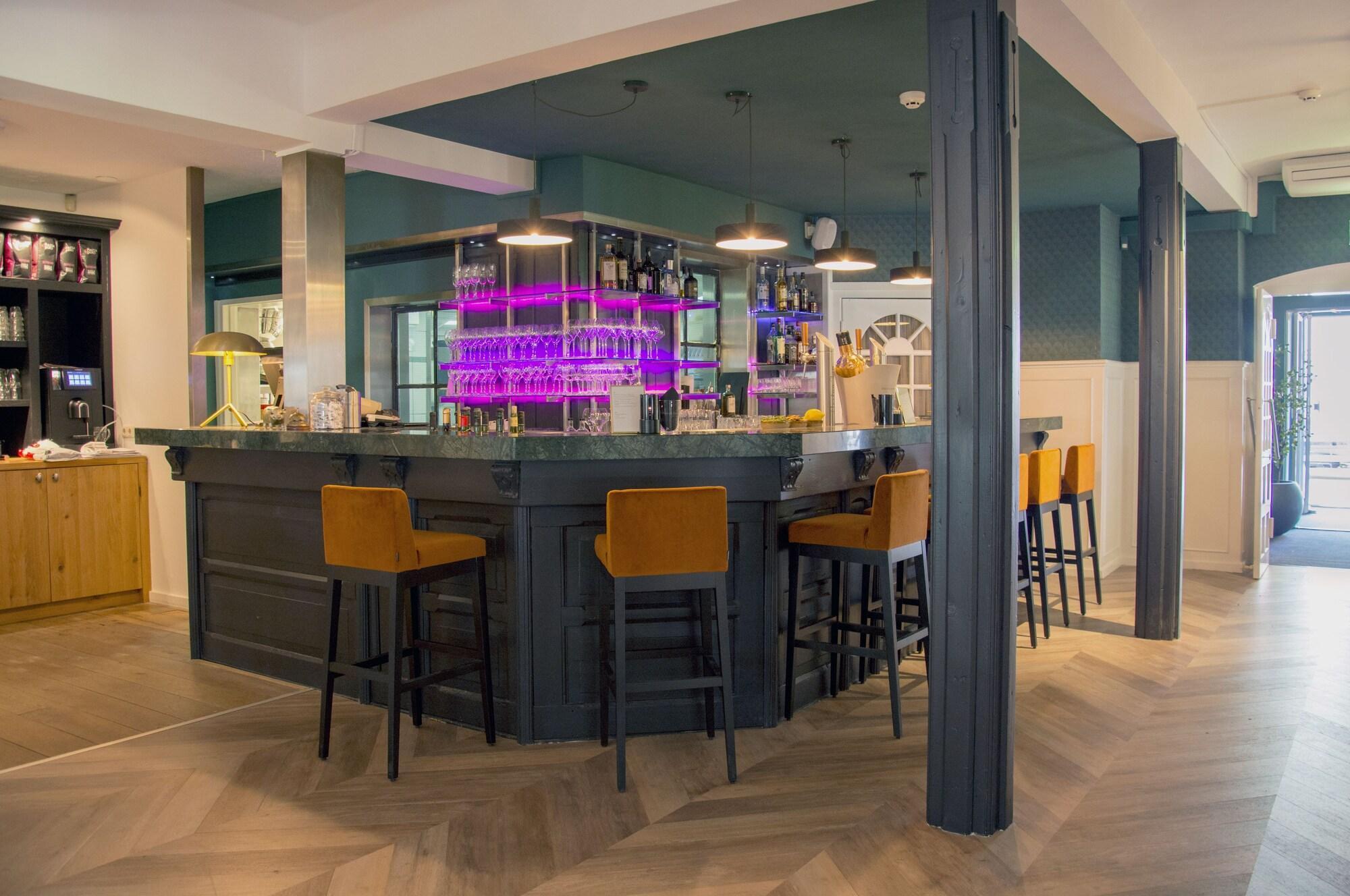 Bar/Salón Auberge du Bonheur