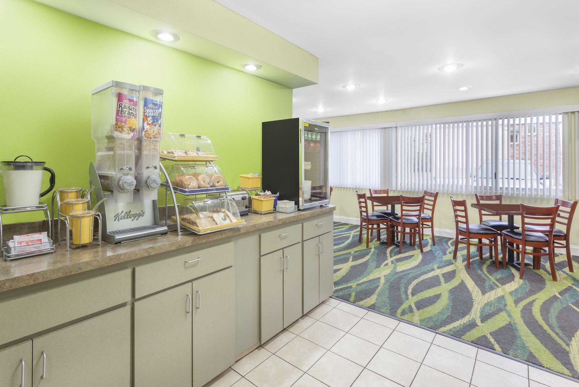 Restaurant Days Inn by Wyndham Albany SUNY