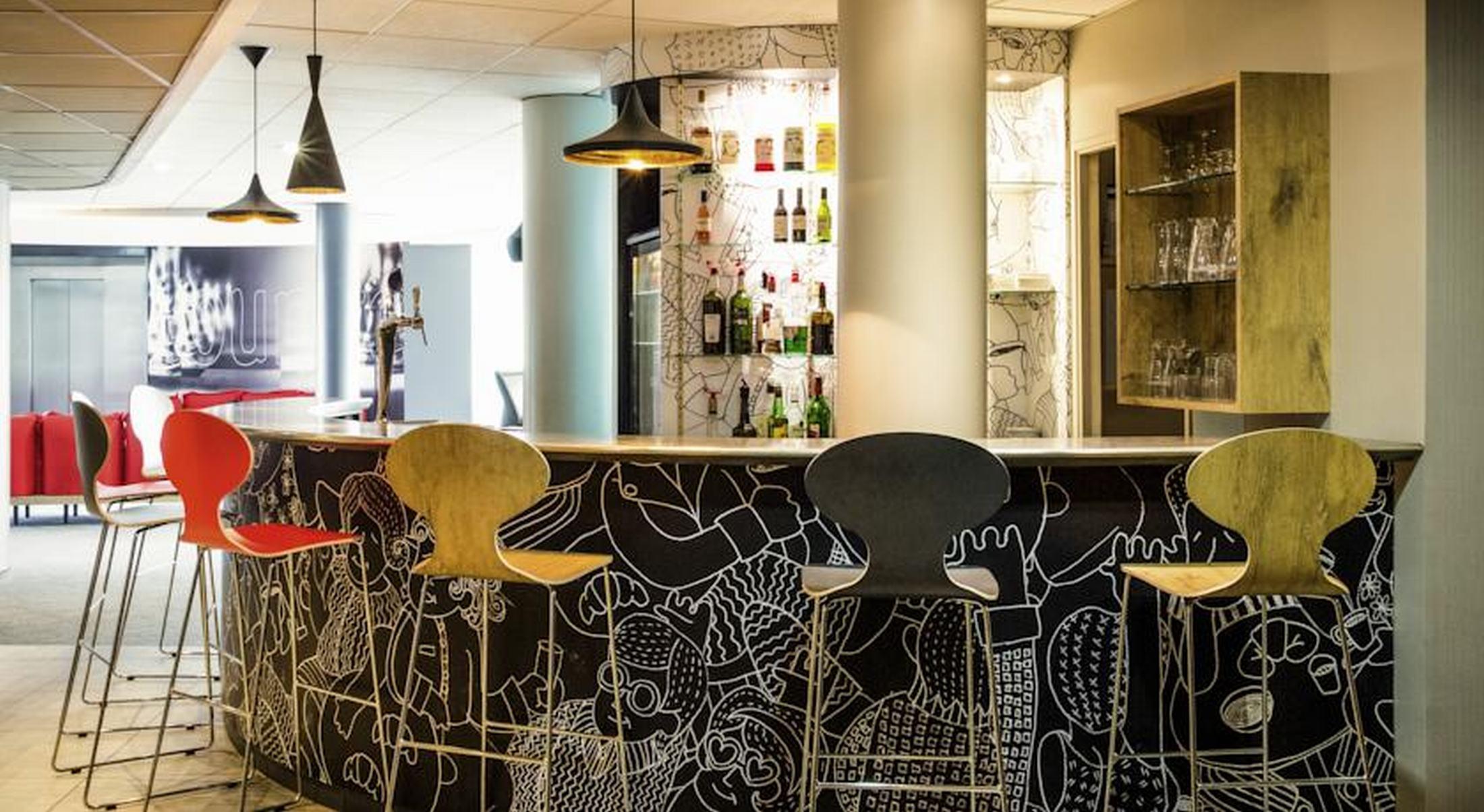 Vista Lobby Hôtel ibis Orly Chevilly Tram 7