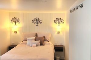 Alquiler Vacacional - Willow Falls Home ~ Hot Tub & Waterfront