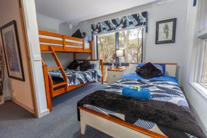 Alquiler Vacacional - Tanjil Creek Lodge - Bedroom 3  (Views over the Toboggan Park)