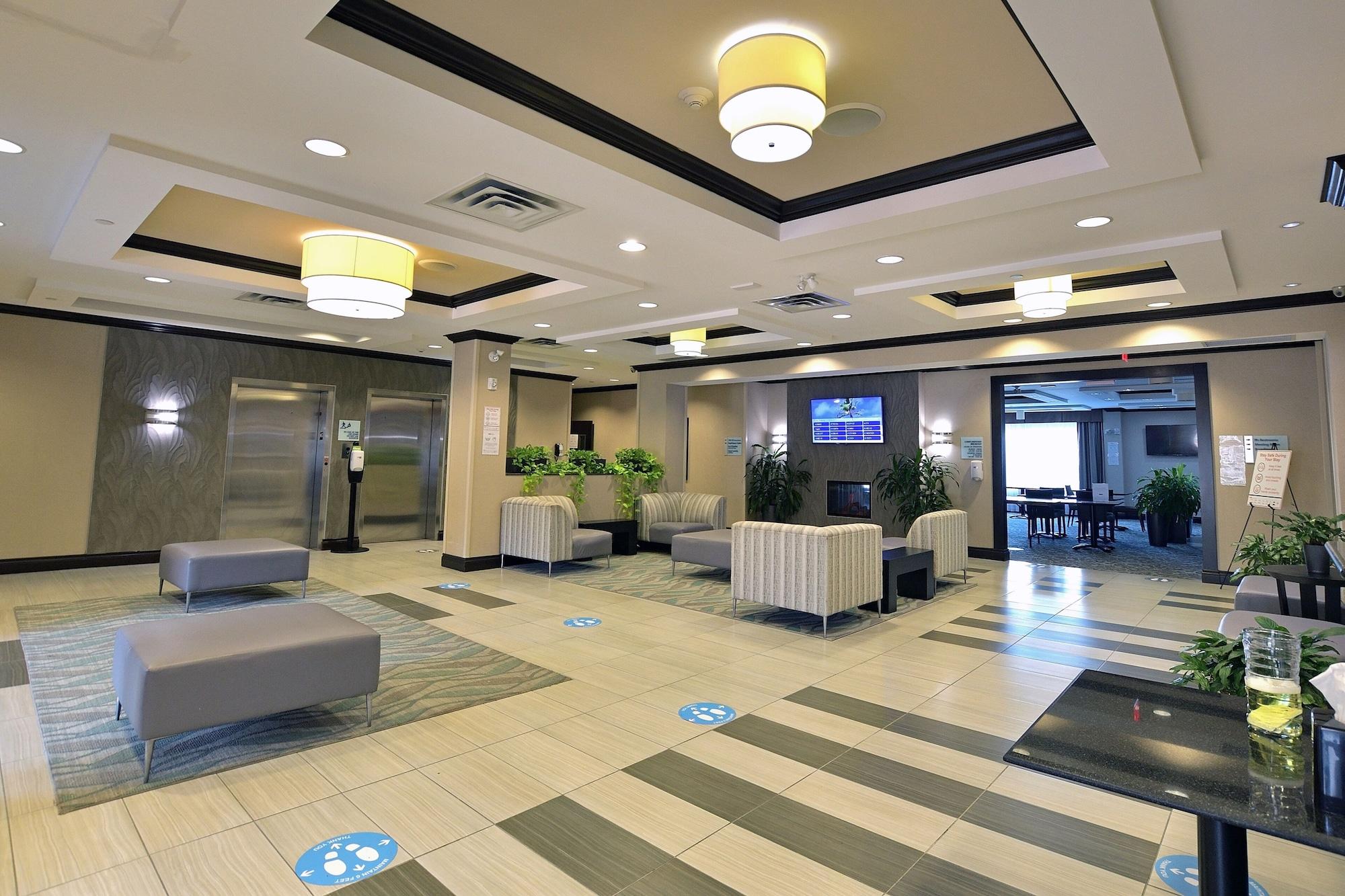 Vista Lobby Holiday Inn Express & Suites Ottawa East - Orleans by IHG