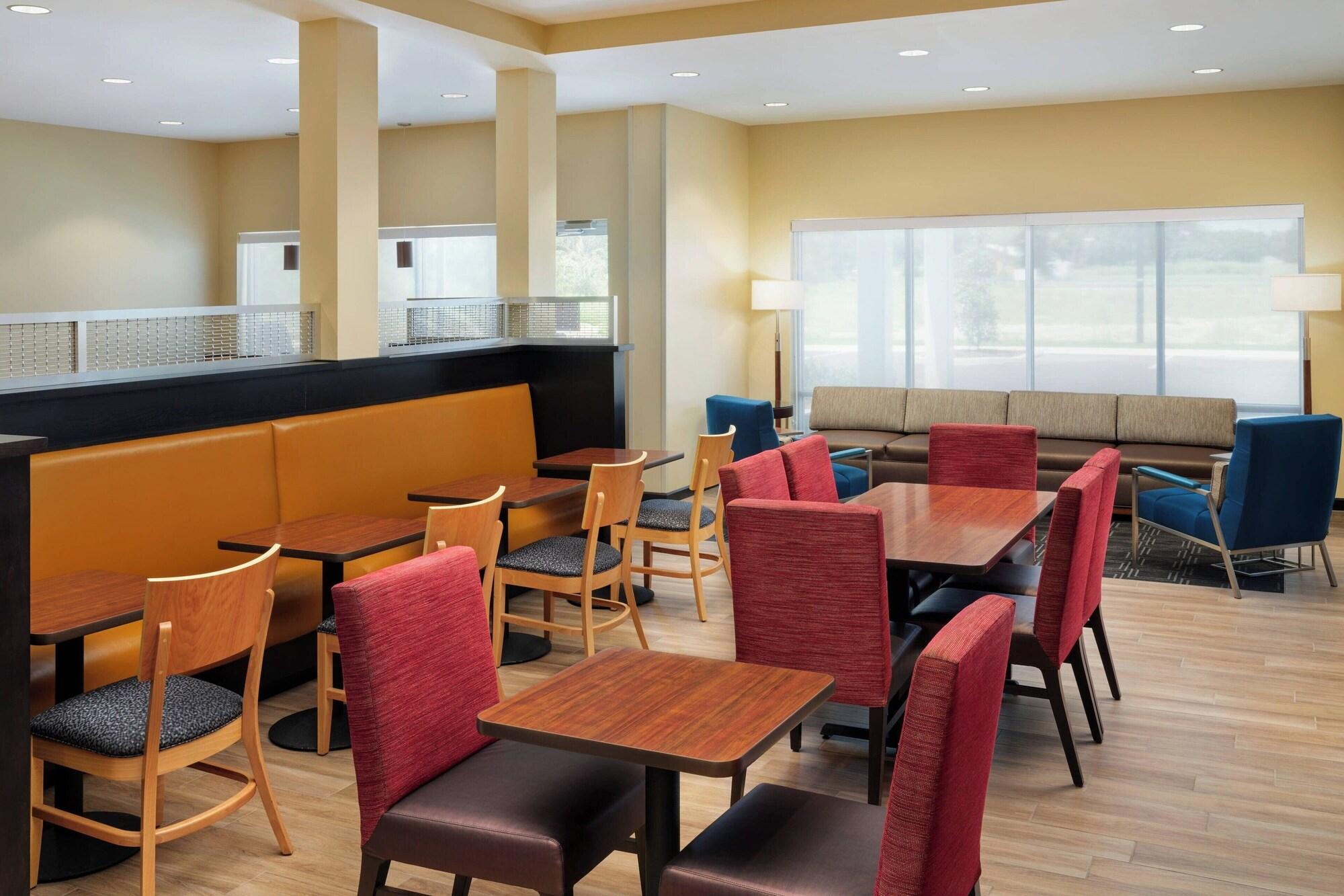 Vista Lobby TownePlace Suites by Marriott Leesburg