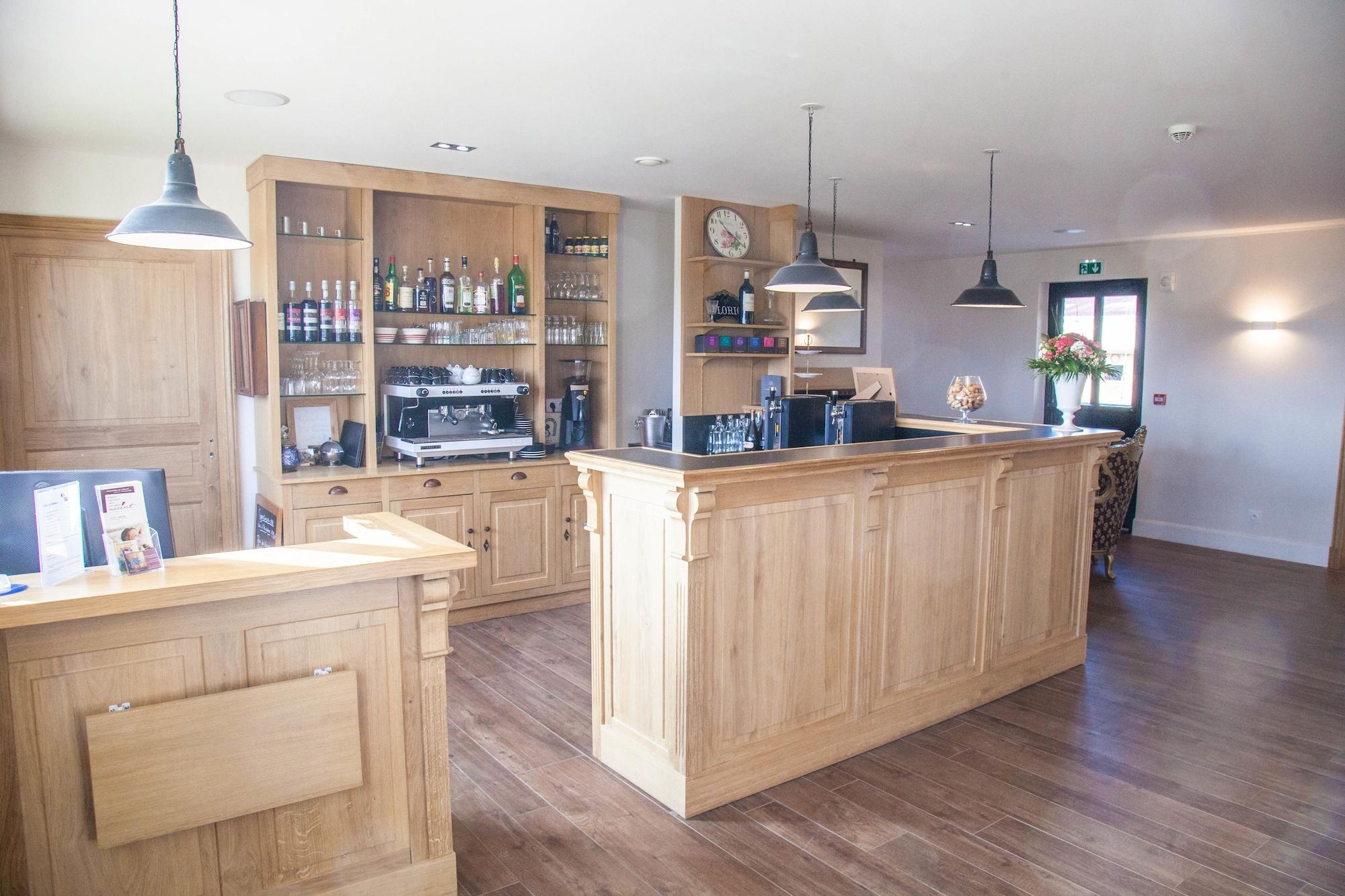 Vista Lobby Auberge du Moulin à Vent, The Originals Relais