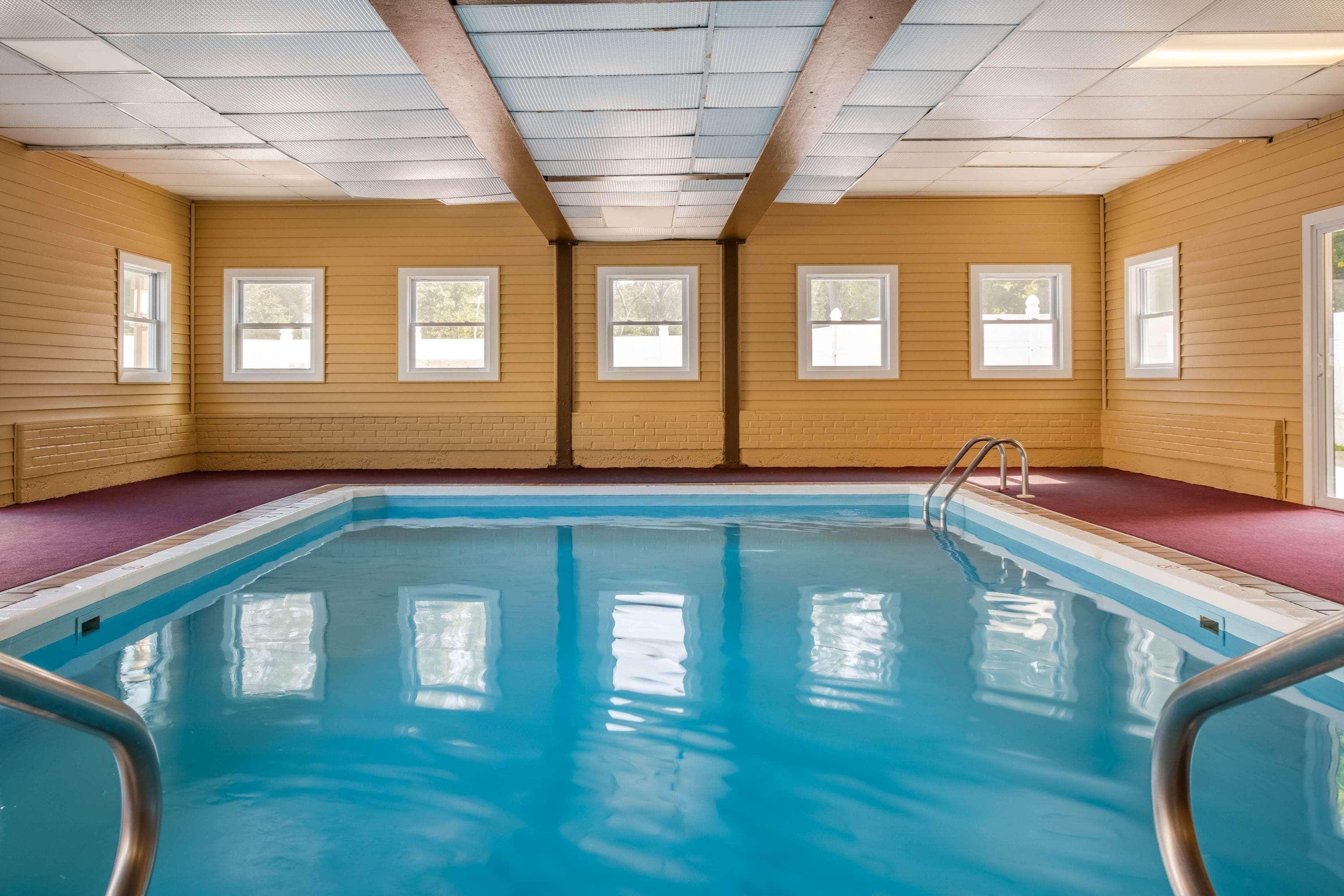 Vista Piscina Ramada by Wyndham Groton